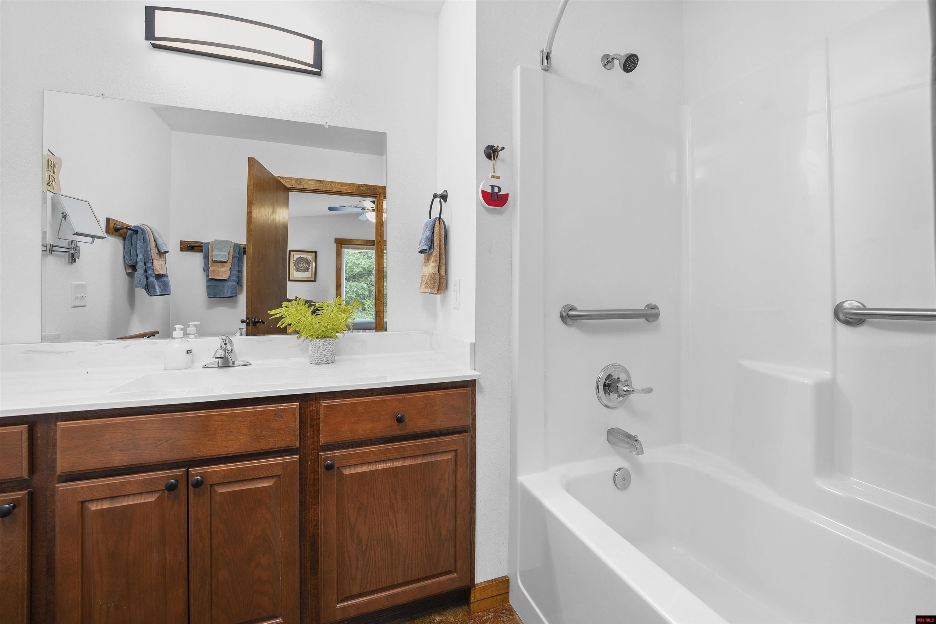 Norfork, Arkansas, 72658, United States, 4 Bedrooms Bedrooms, ,4 BathroomsBathrooms,Residential,For Sale,1976575