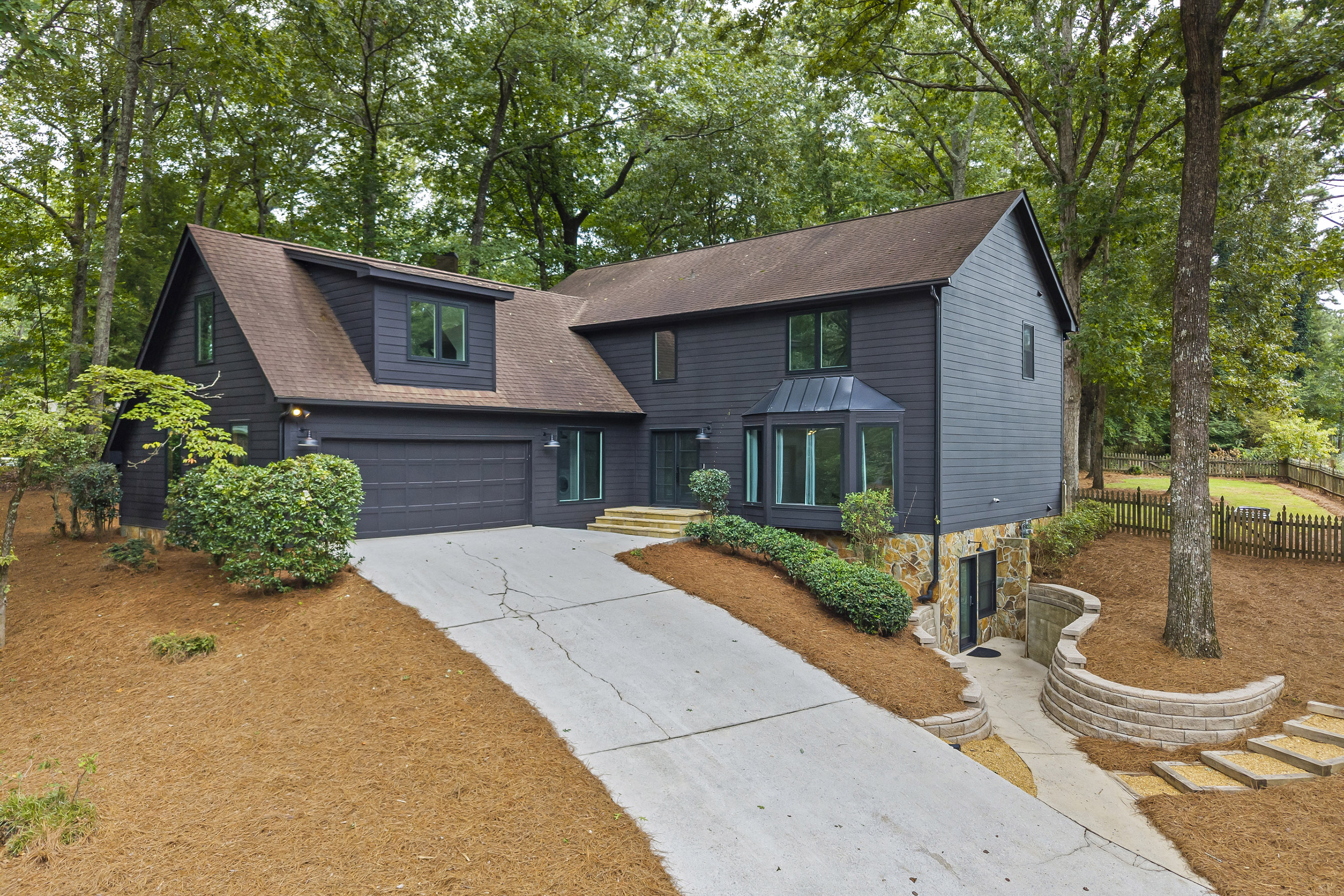  A Perfect Blend: Modern Updates in a Traditional Woodland Forest Home - 物件實景