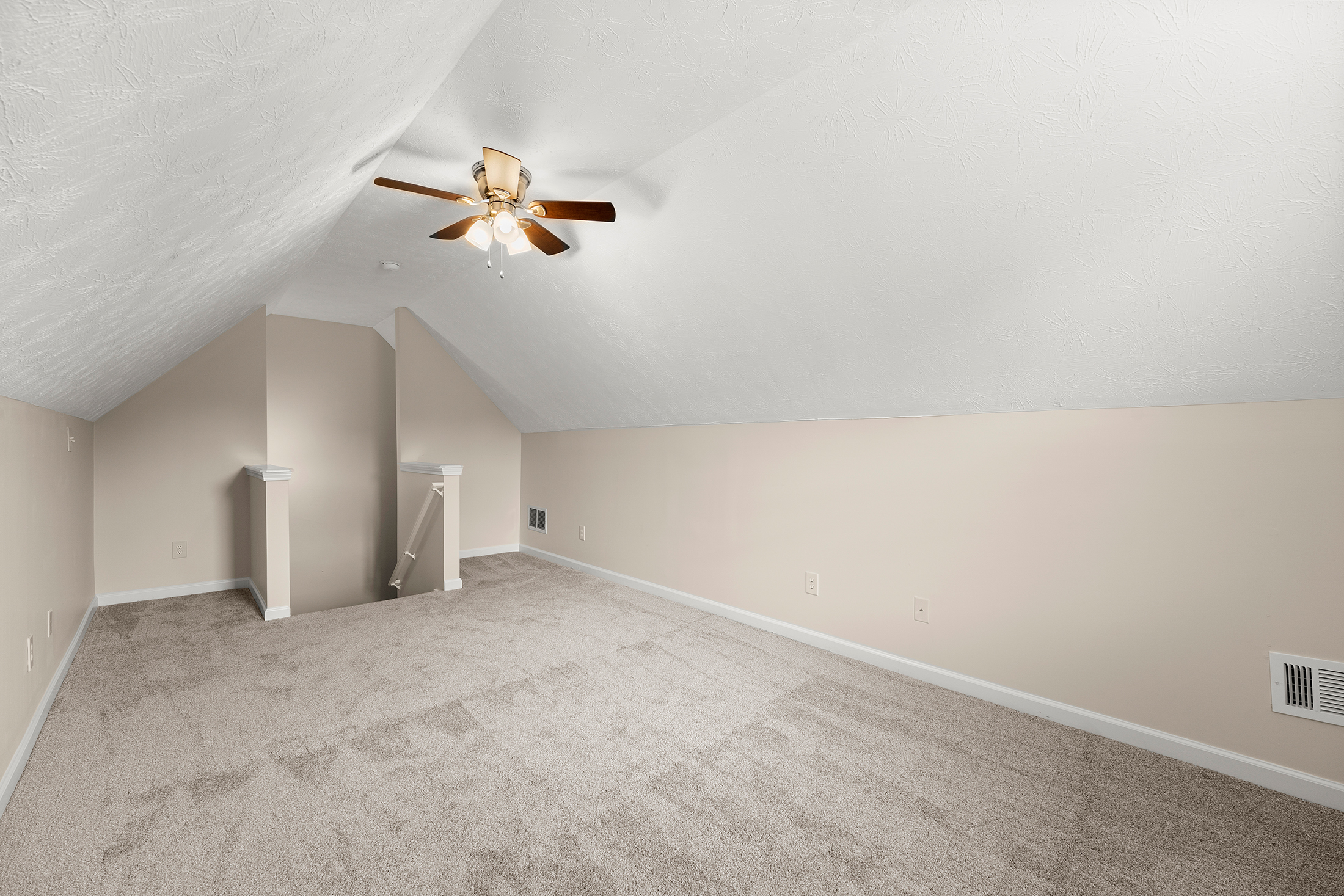  Immaculately Maintained, Brick-Front, Step-Less Ranch Home - 物件實景