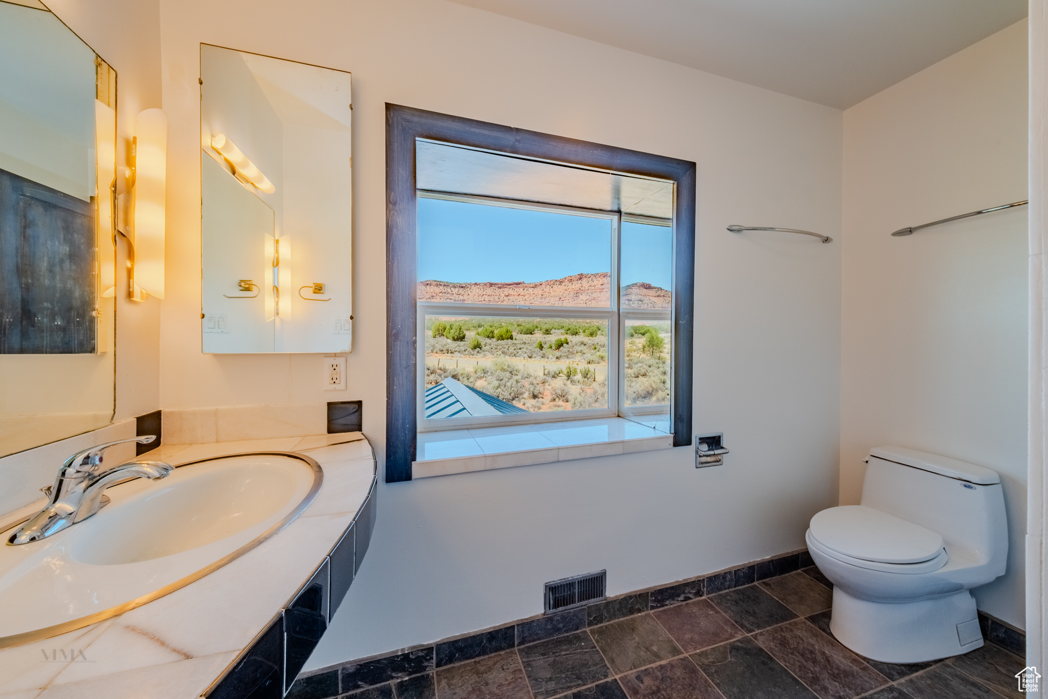 Kanab, Utah, 84741, United States, 4 Bedrooms Bedrooms, ,3 BathroomsBathrooms,Residential,For Sale,1908658