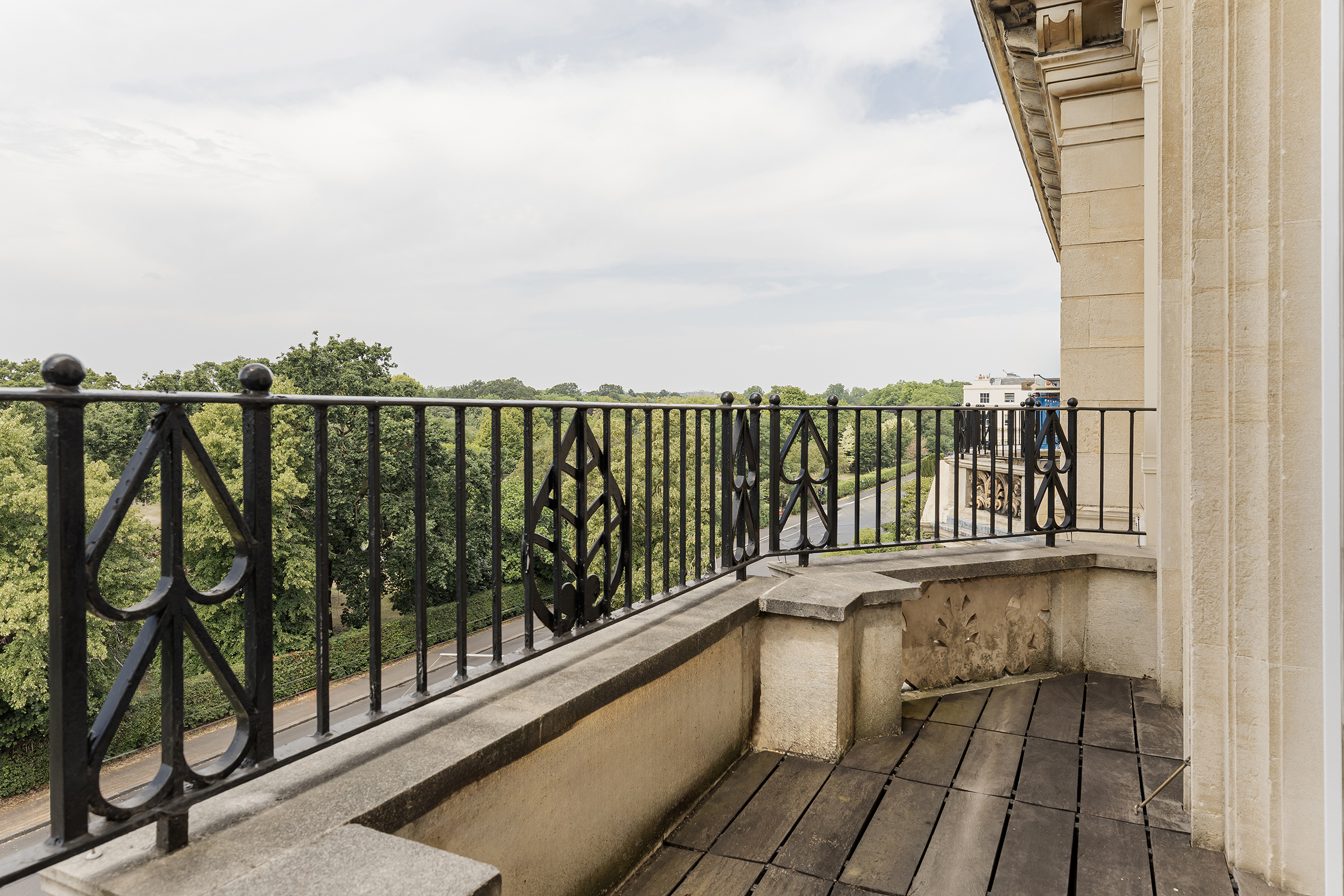  A Grand Triplex Apartment Overlooking Regent