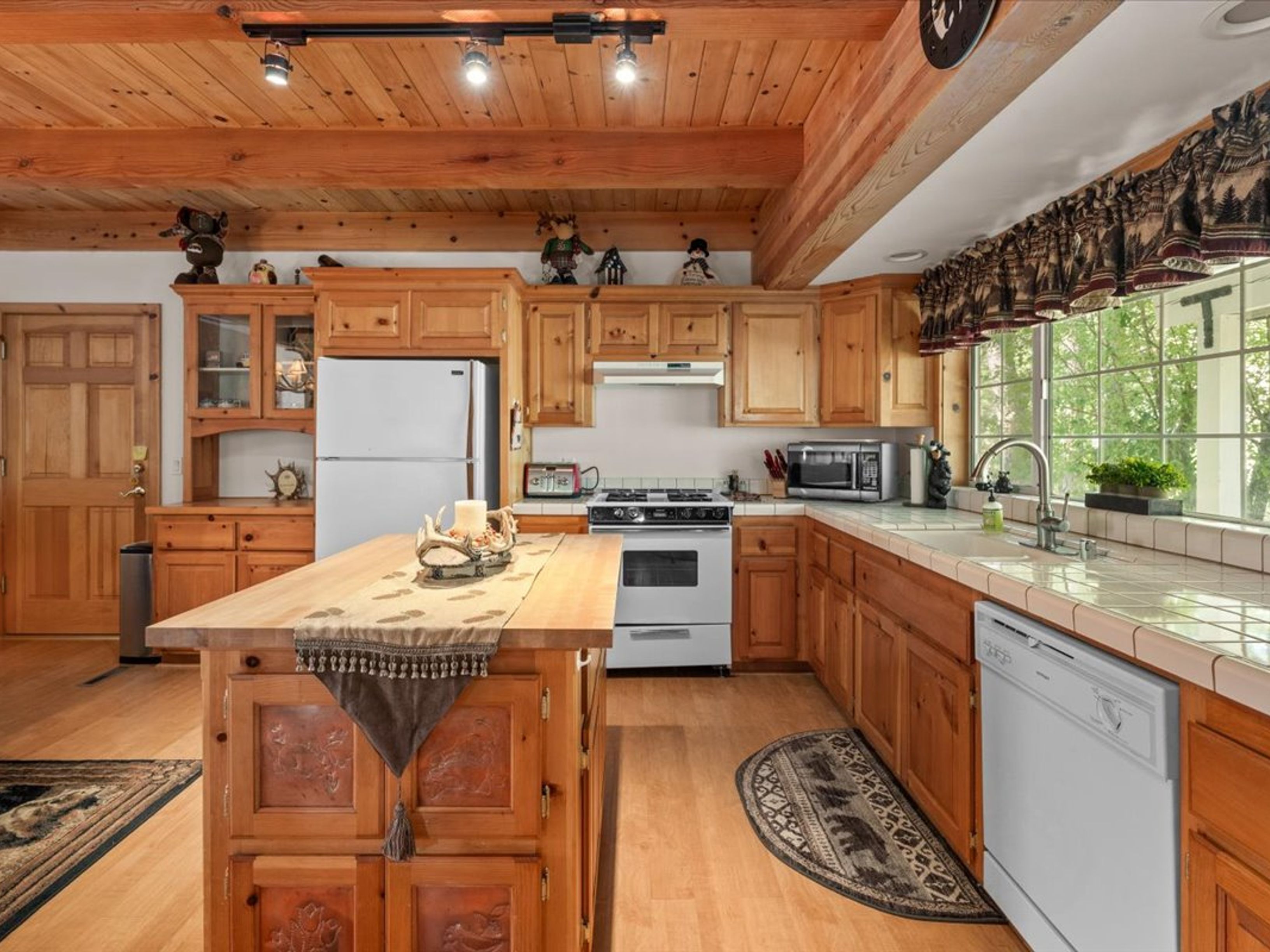  416 Pineview Drive, Big Bear, CA 92314 - 物件實景