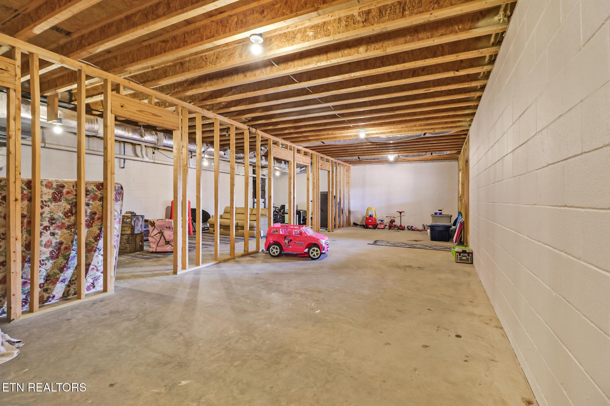 Crossville, Tennessee, 38555, United States, 4 Bedrooms Bedrooms, ,5 BathroomsBathrooms,Residential,For Sale,2005475