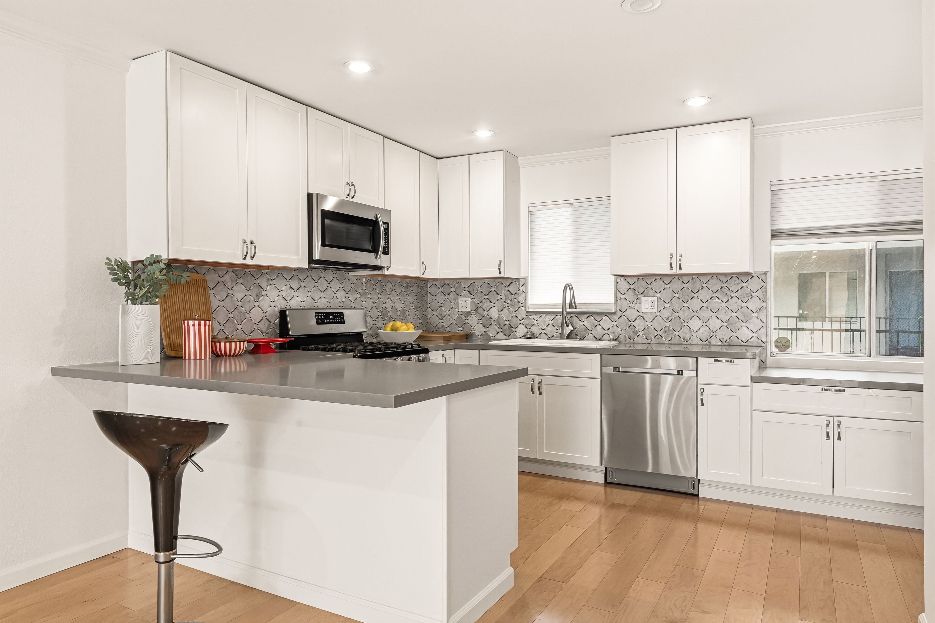 2320 S Bentley Ave - 物件實景