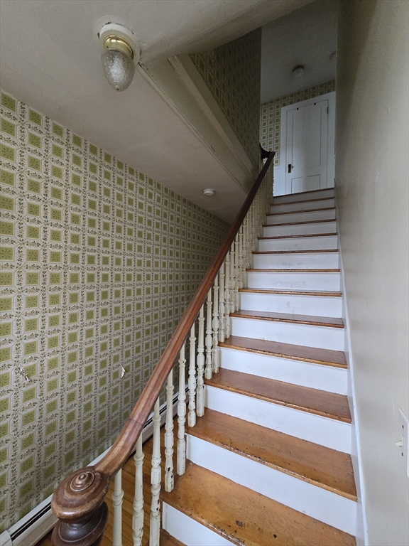 Amherst, Massachusetts, 01002, United States, 5 Bedrooms Bedrooms, ,2 BathroomsBathrooms,Residential,For Sale,1979386