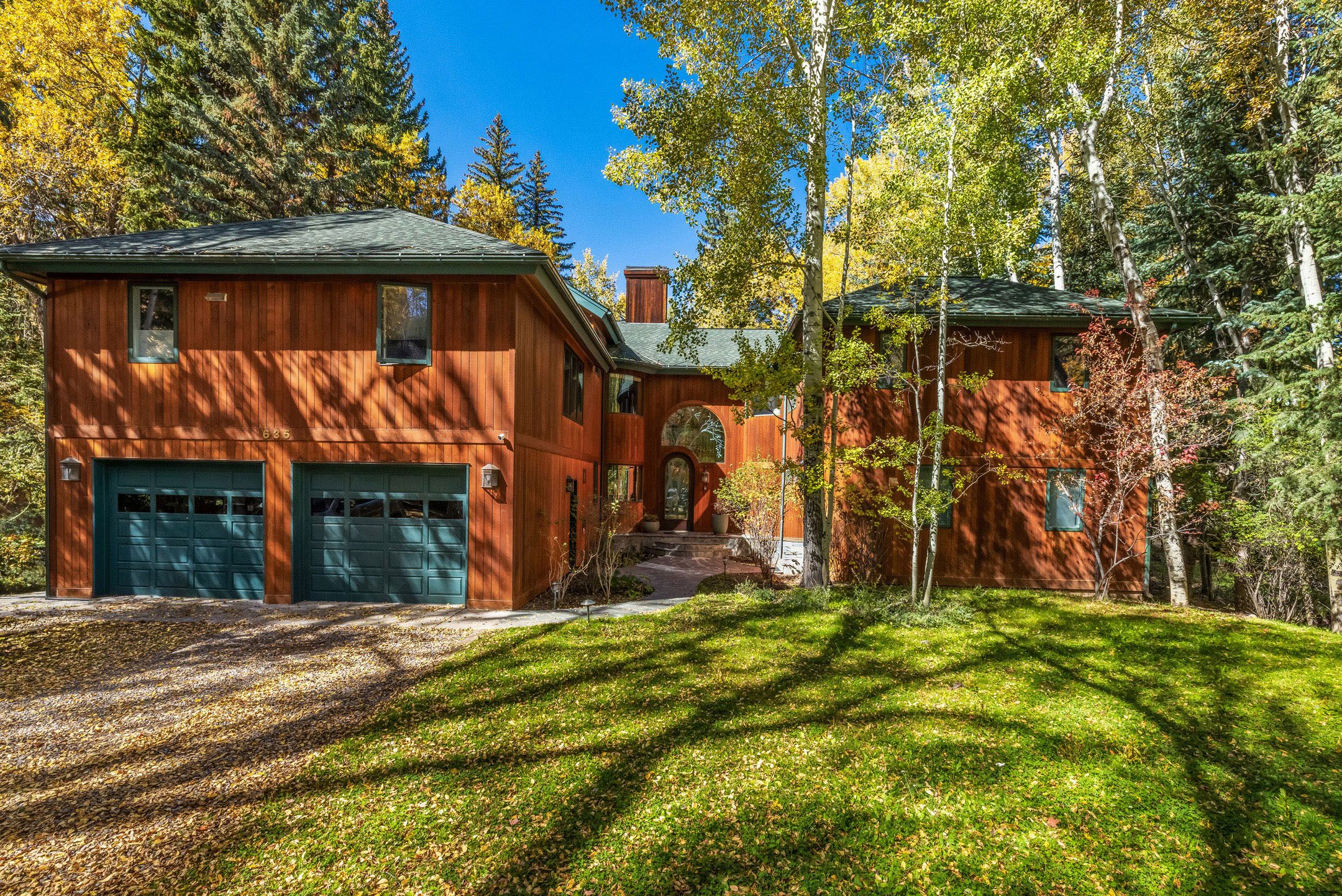 Live creekside in Aspen