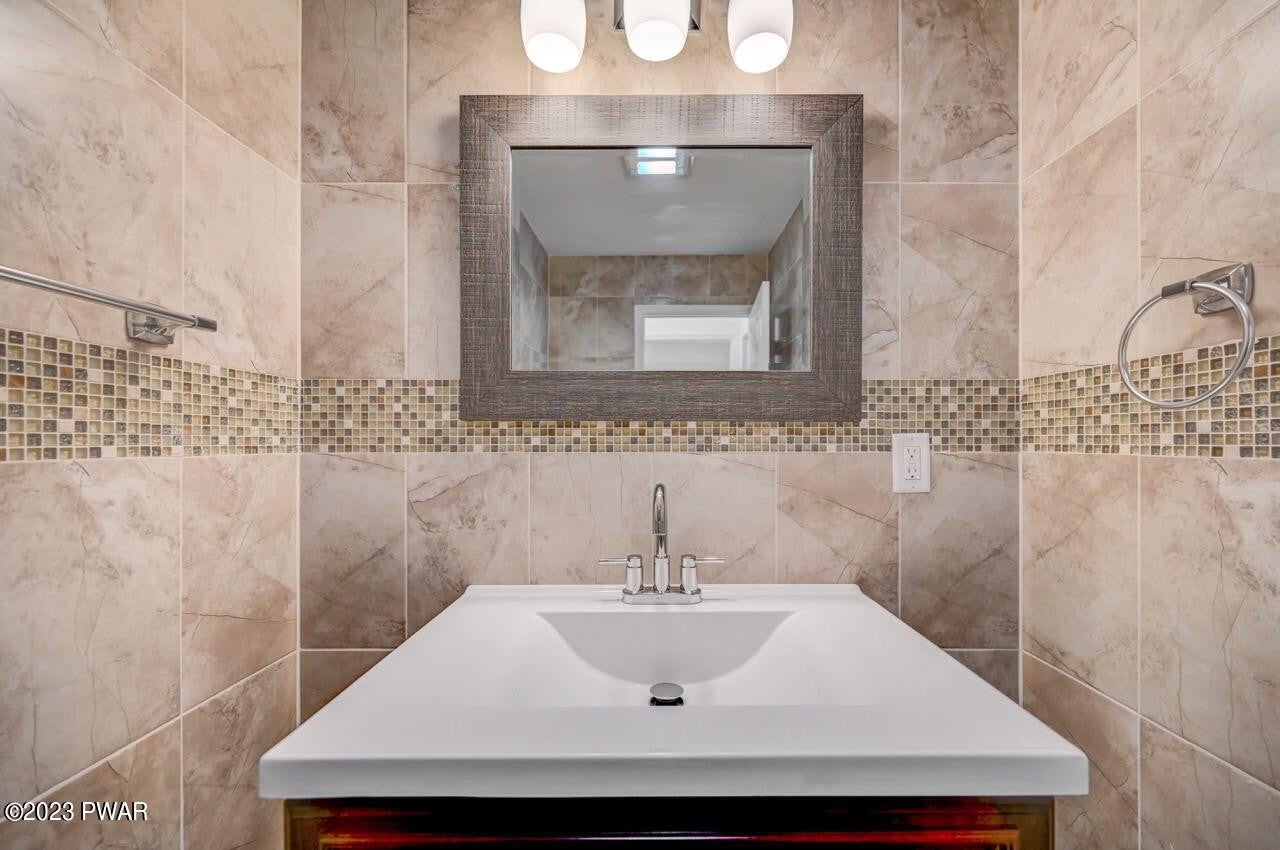 Lake Ariel, Pennsylvania, 18436, United States, 4 Bedrooms Bedrooms, ,4 BathroomsBathrooms,Residential,For Sale,2010728