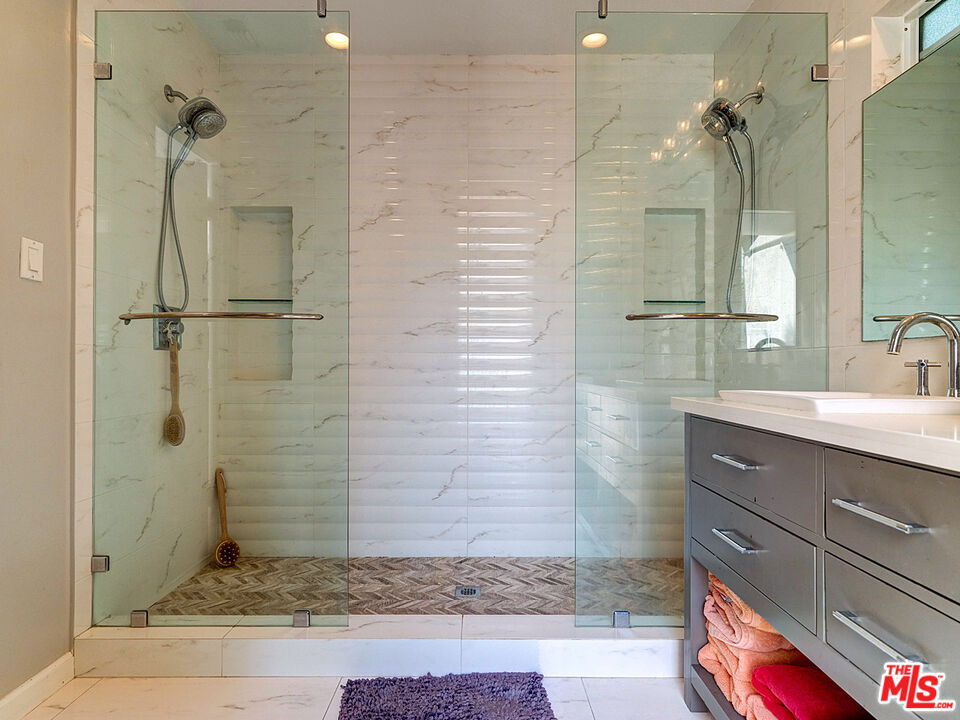 Los Angeles, California, 90019, United States, 4 Bedrooms Bedrooms, ,3 BathroomsBathrooms,Residential,For Sale,1924996