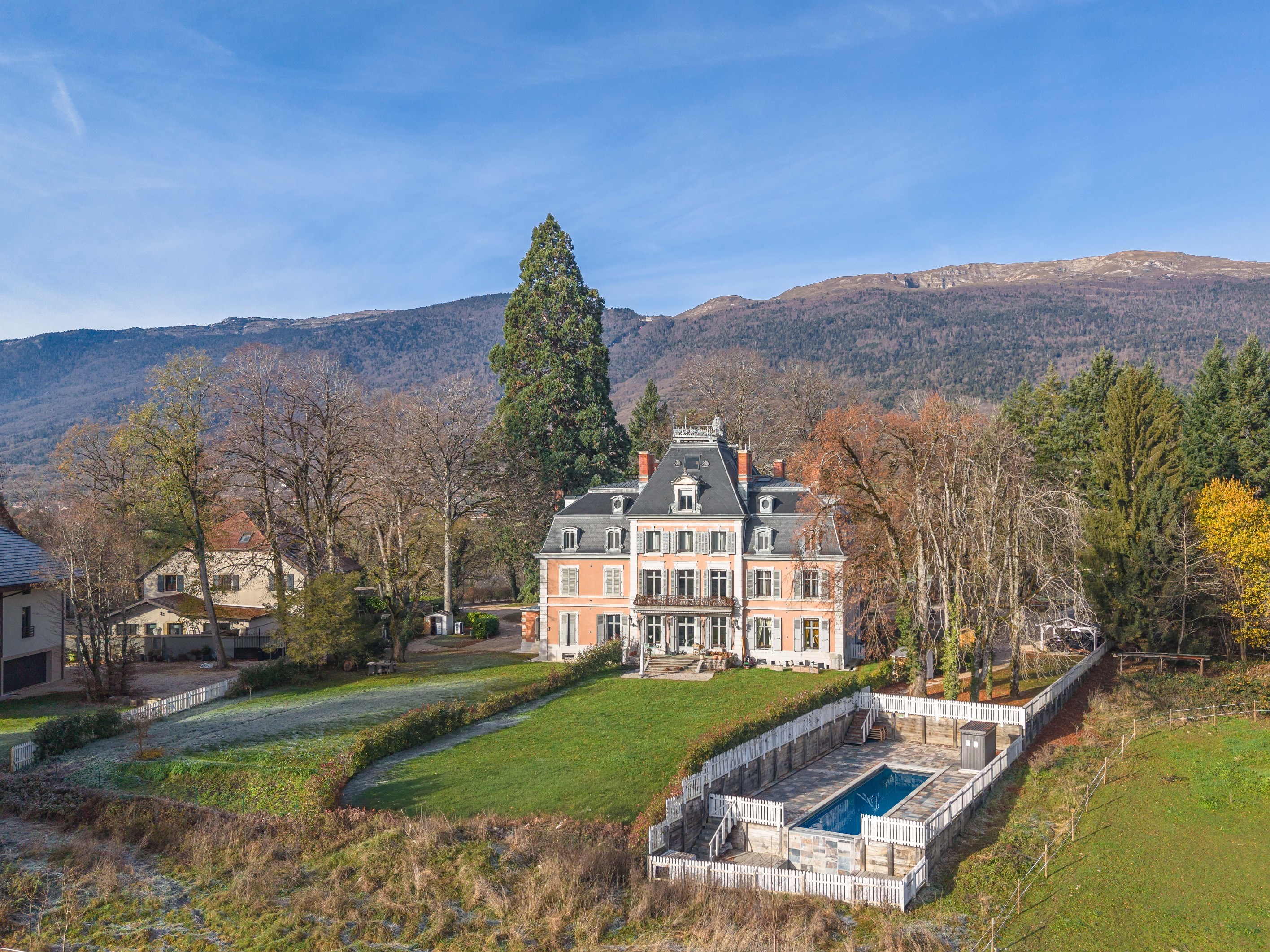  A splendid residence nestled inside the historic Château de Chevry - 物件實景