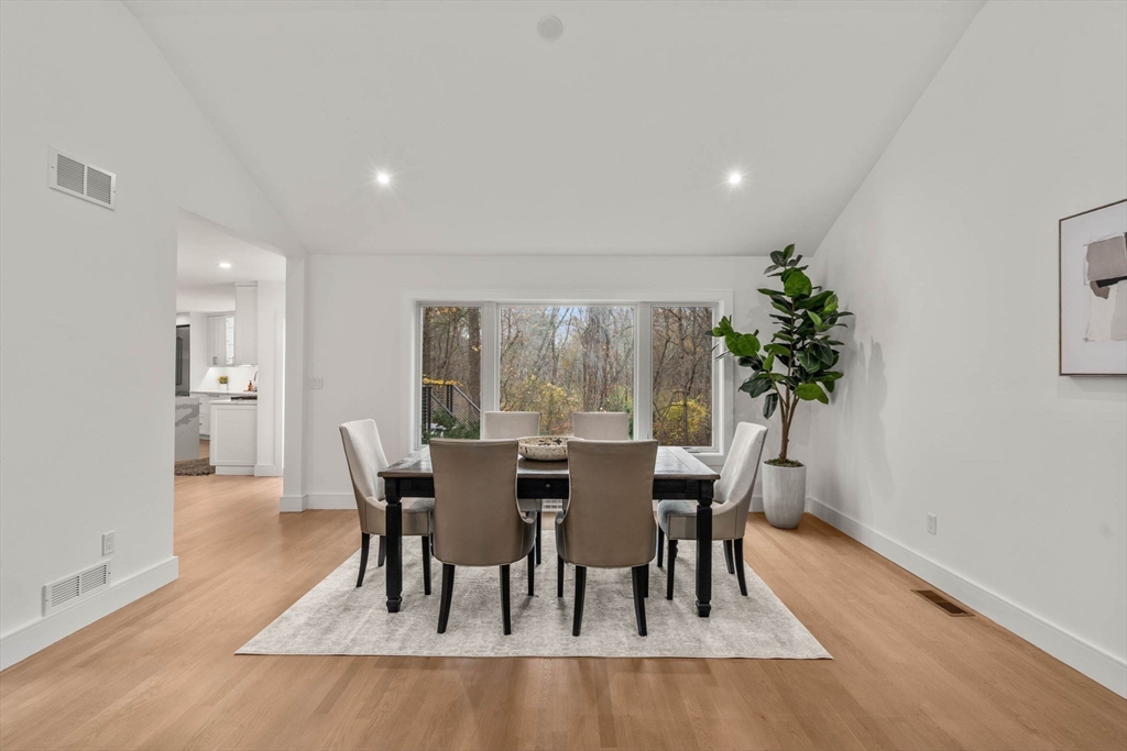 Weston, Massachusetts, 02493, United States, 4 Bedrooms Bedrooms, ,5 BathroomsBathrooms,Residential,For Sale,1989089