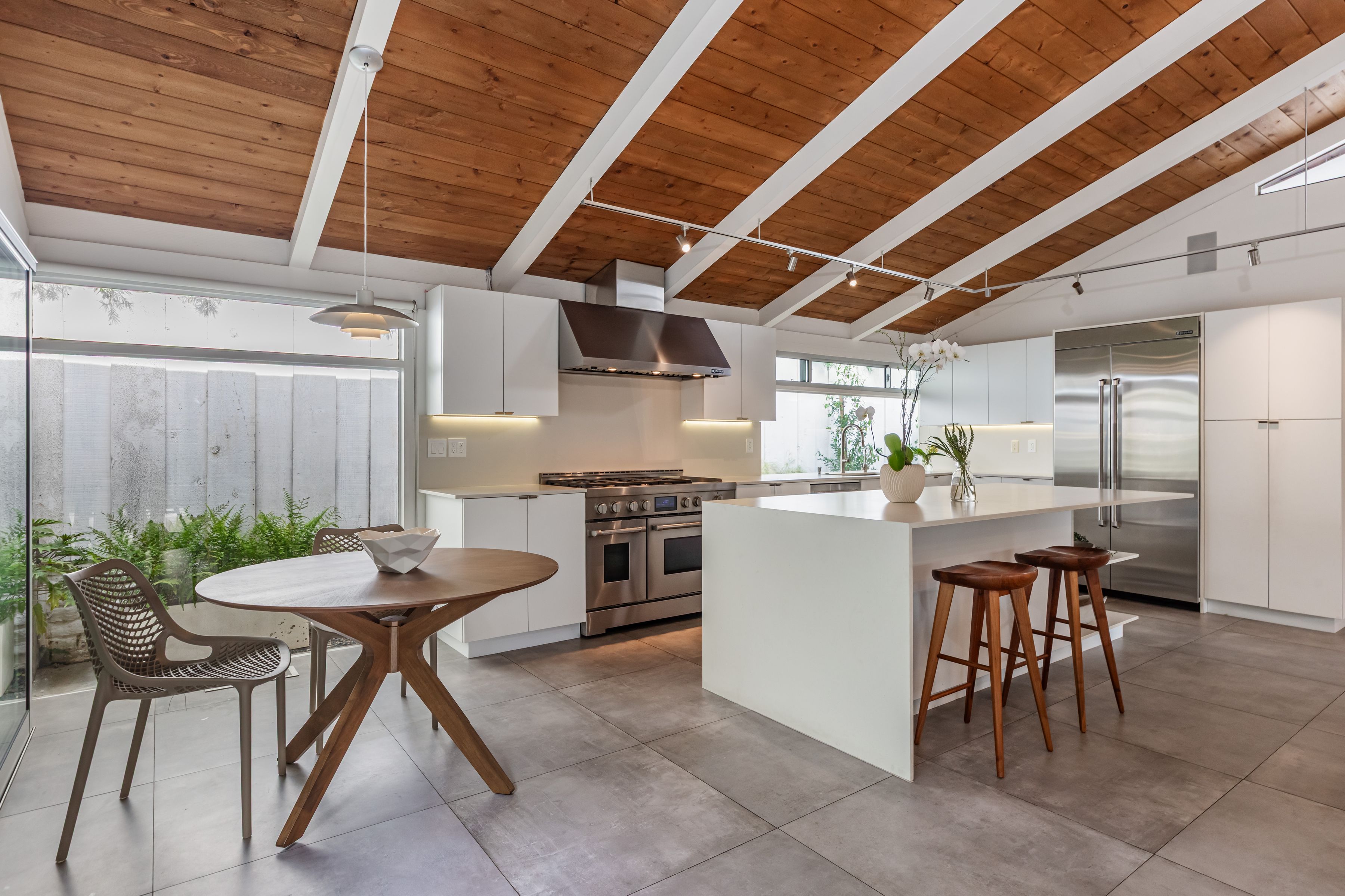  586 Lorna Lane - 物件實景