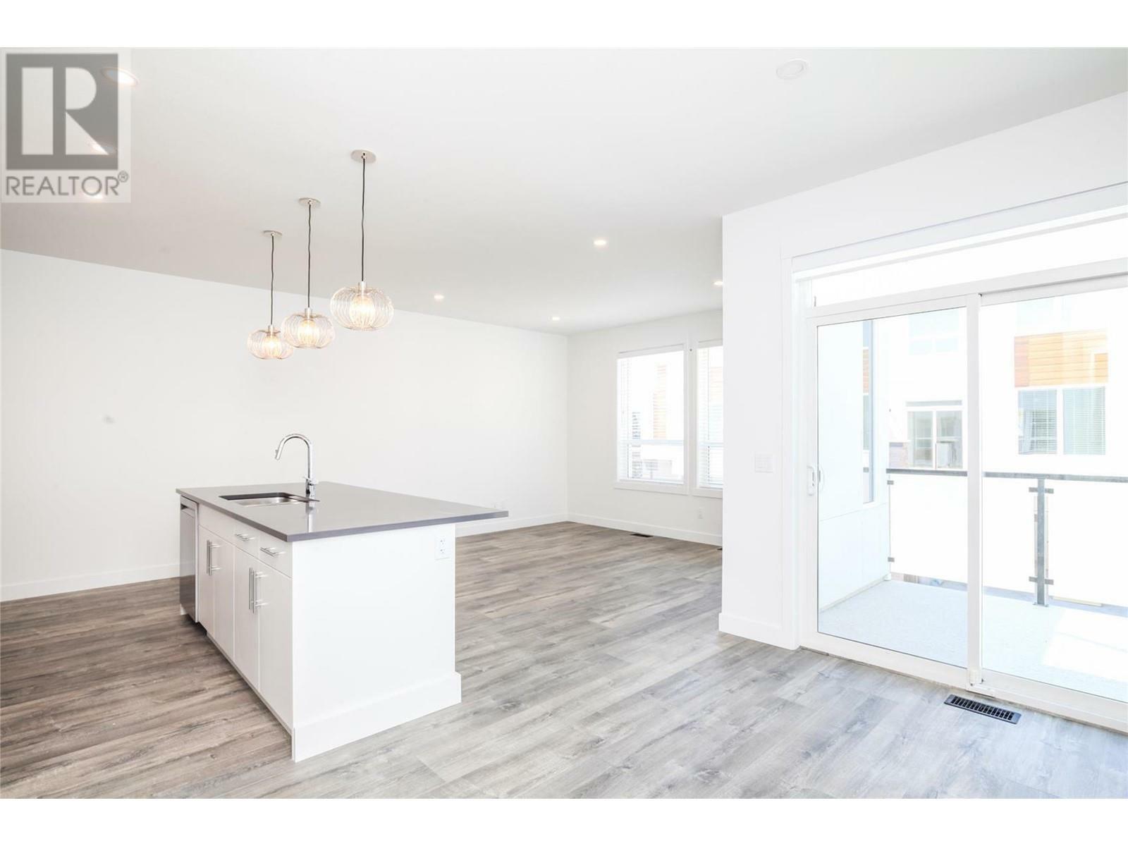 KELOWNA, British Columbia, V1Y 9T1, CA, 3 Bedrooms Bedrooms, ,3 BathroomsBathrooms,Residential,For Sale,1960359