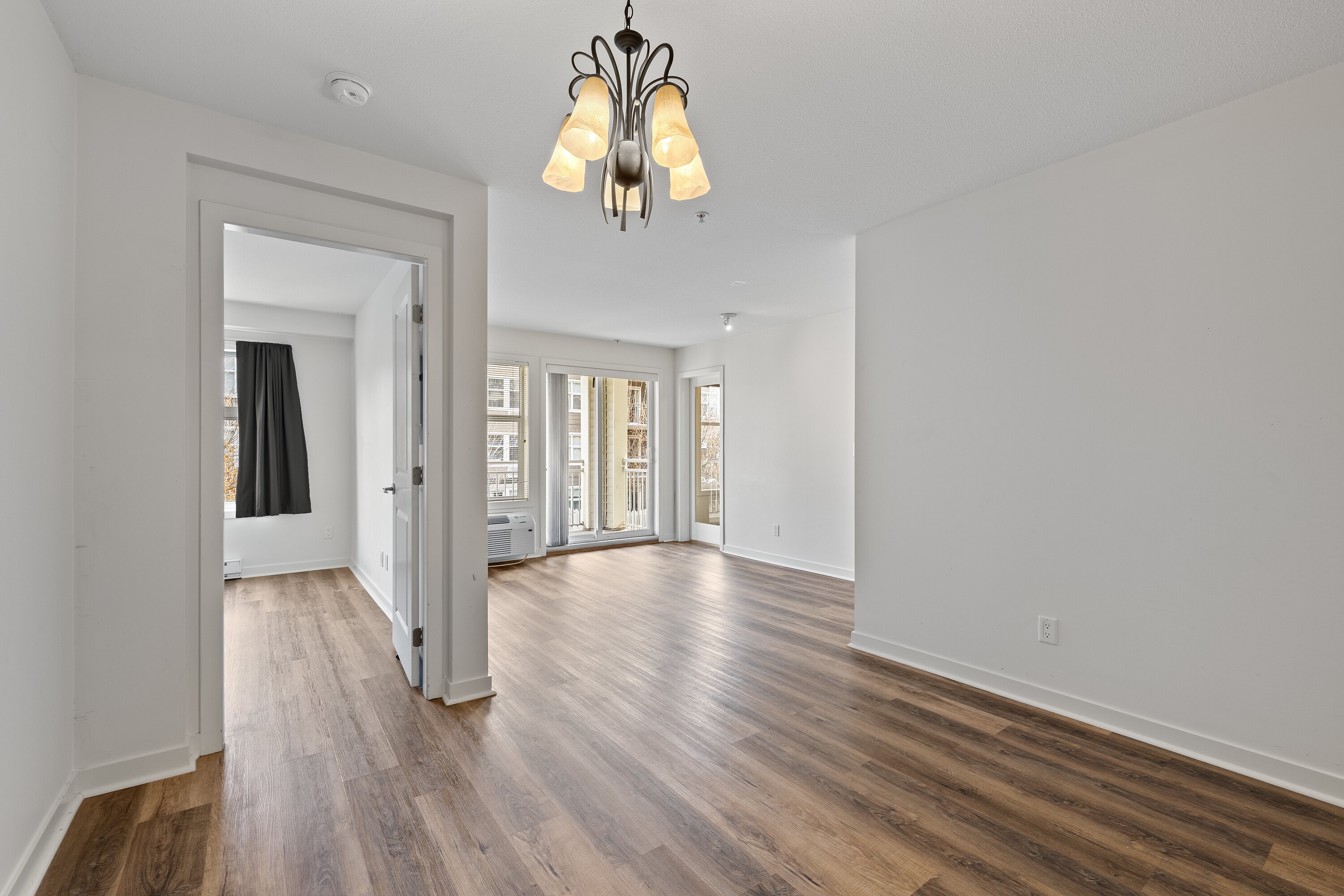  Two Bedroom + Den Apartment - 物件實景