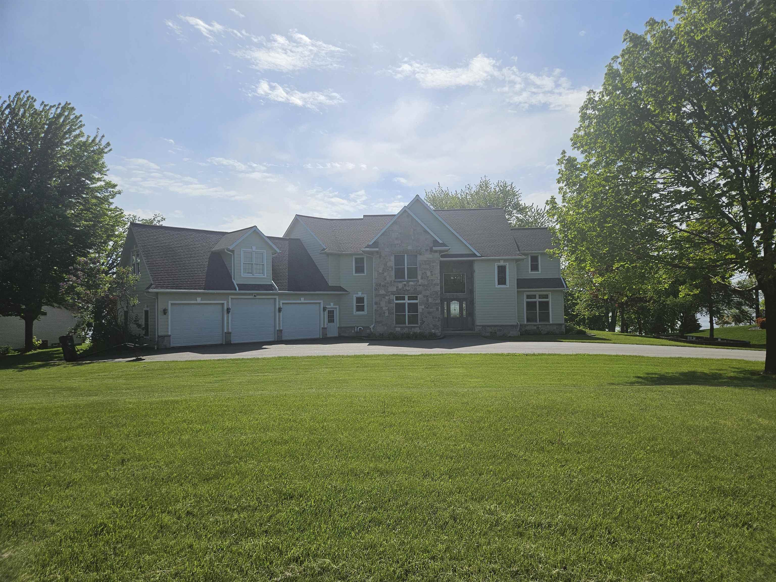 CHILTON, Wisconsin, 53014, United States, 5 Bedrooms Bedrooms, ,6 BathroomsBathrooms,Residential,For Sale,1927210