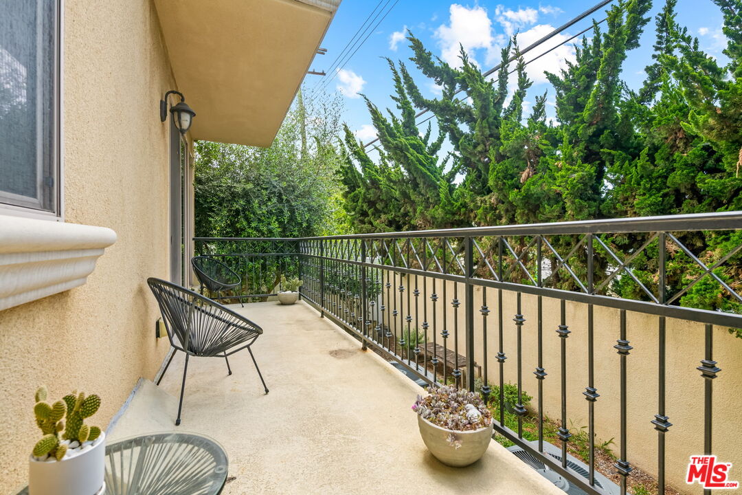 Los Angeles, California, 90025, United States, 6 Bedrooms Bedrooms, ,Residential,For Sale,1932013