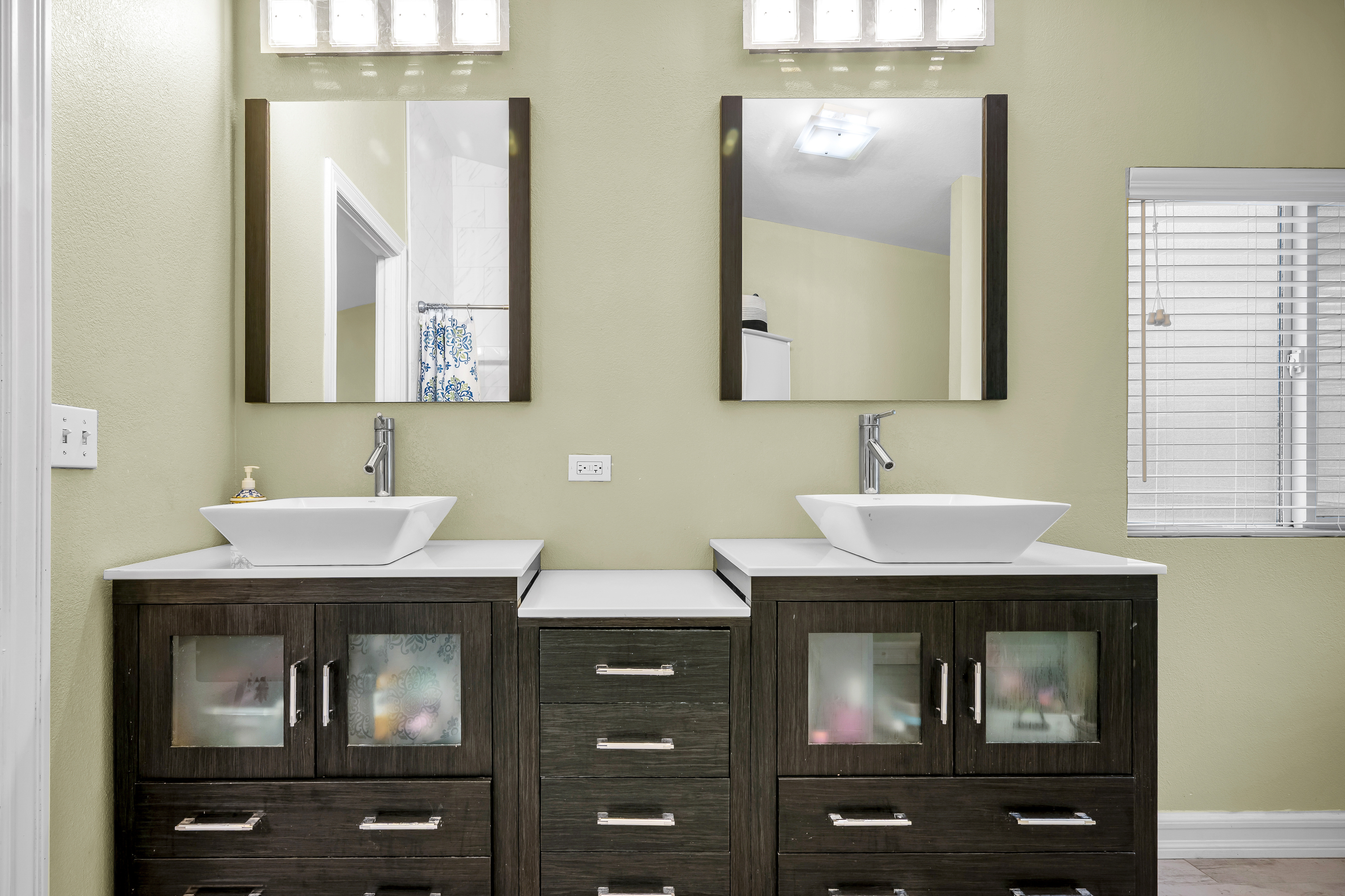 Willits, California, 95490, United States, 4 Bedrooms Bedrooms, ,3 BathroomsBathrooms,Residential,For Sale,1980811