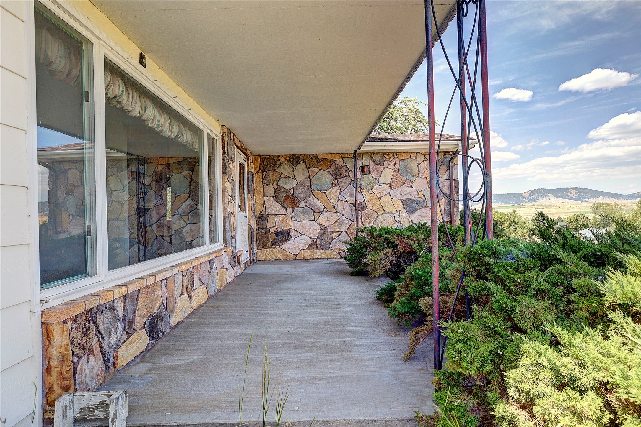 Polson, Montana, 59860, United States, 3 Bedrooms Bedrooms, ,2 BathroomsBathrooms,Residential,For Sale,1827901