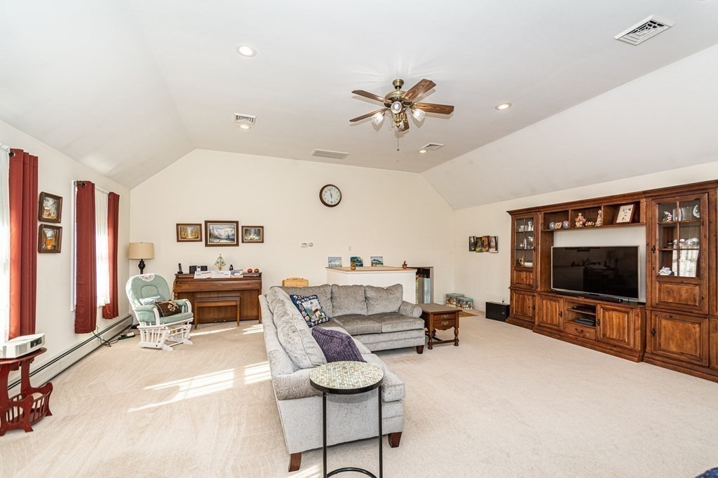 Seabrook, New Hampshire, 03874, United States, 4 Bedrooms Bedrooms, ,3 BathroomsBathrooms,Residential,For Sale,1942793