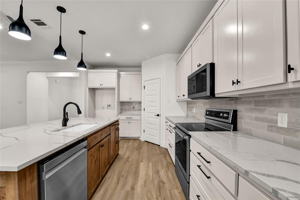 Millsap, Texas, 76066, United States, 4 Bedrooms Bedrooms, ,3 BathroomsBathrooms,Residential,For Sale,1976934