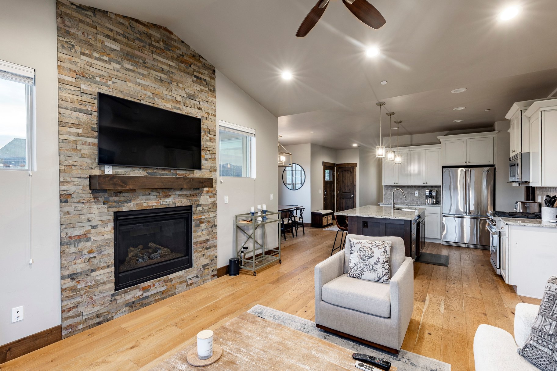  Stunning End-Unit Townhome With Loads of Natural Light - 物件實景