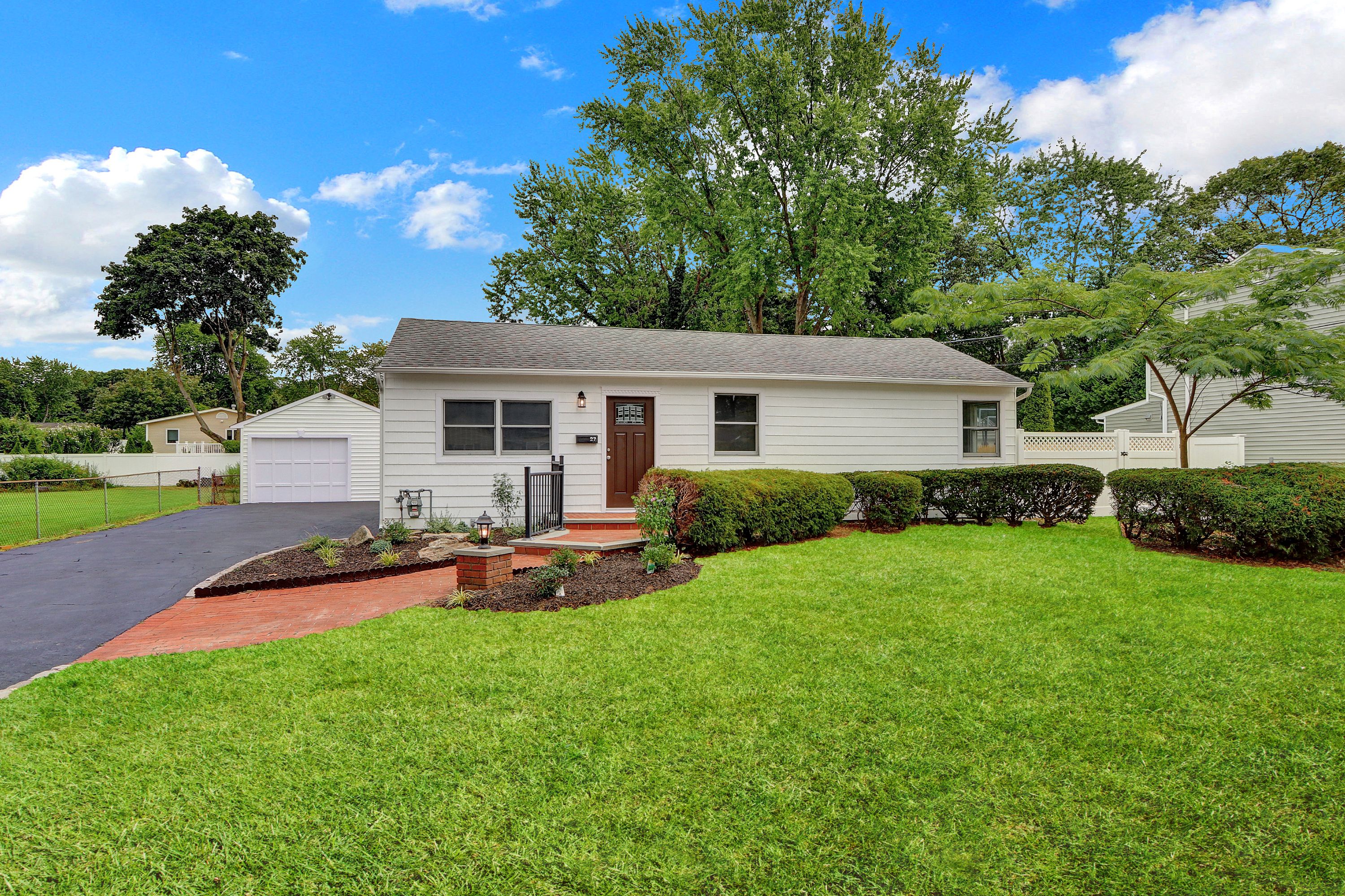 West Islip, New York, 11795, United States, 3 Bedrooms Bedrooms, ,2 BathroomsBathrooms,Residential,For Sale,1920311