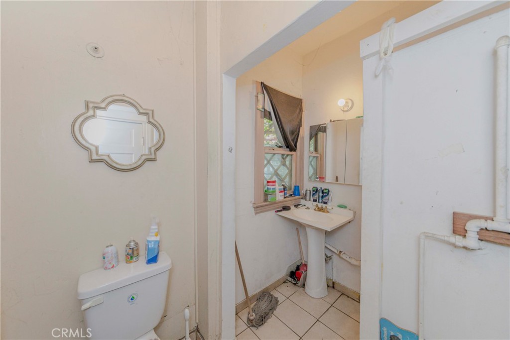 Los Angeles, California, 90018, United States, 3 Bedrooms Bedrooms, ,1 BathroomBathrooms,Residential,For Sale,1887928