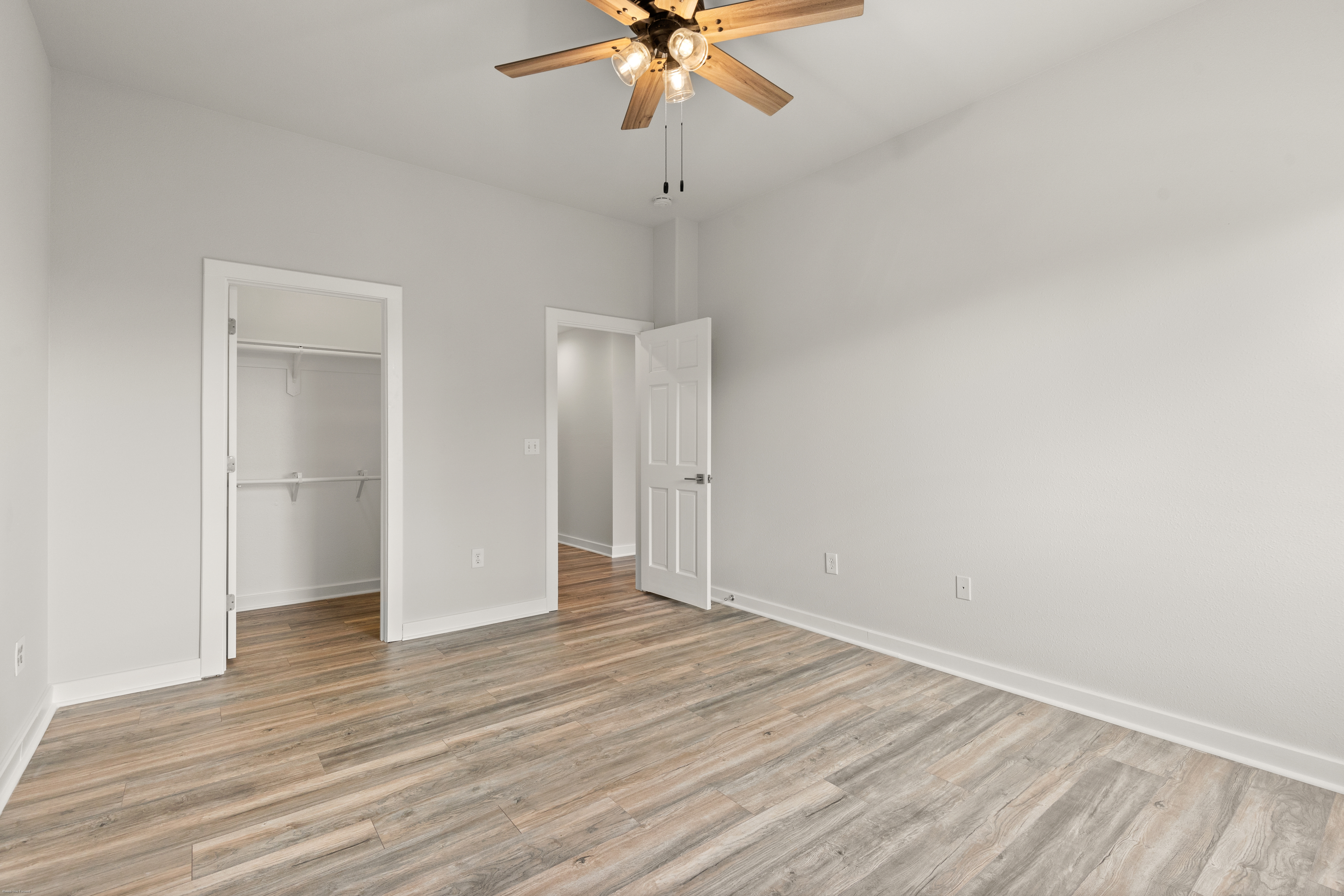  Extensively Renovated Main-Level Living - 物件實景