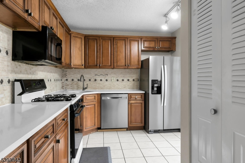 Bernards Twp., New Jersey, 07920, United States, 2 Bedrooms Bedrooms, ,3 BathroomsBathrooms,Residential,For Sale,1972655