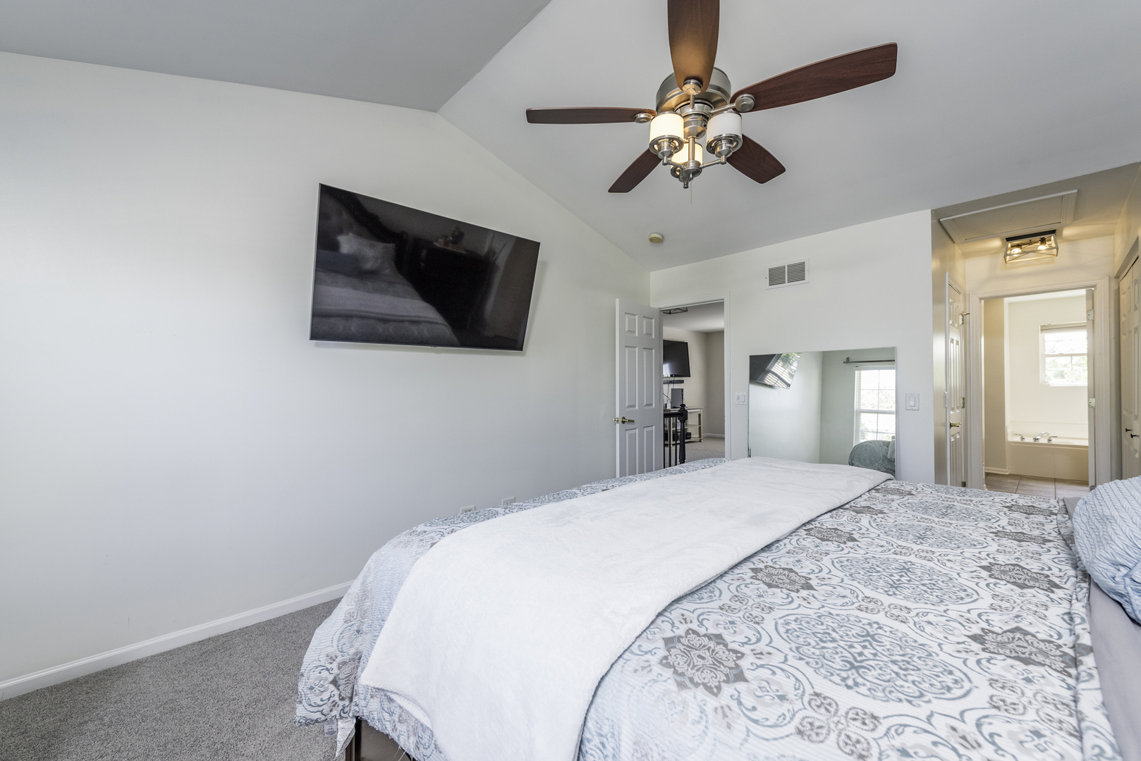 Lindenhurst, Illinois, 60046, United States, 5 Bedrooms Bedrooms, ,3 BathroomsBathrooms,Residential,For Sale,1874221