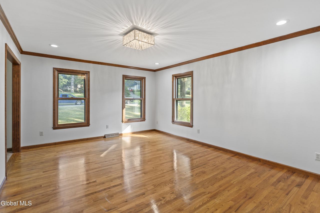 Niskayuna, New York, 12309, United States, 6 Bedrooms Bedrooms, ,4 BathroomsBathrooms,Residential,For Sale,1906999