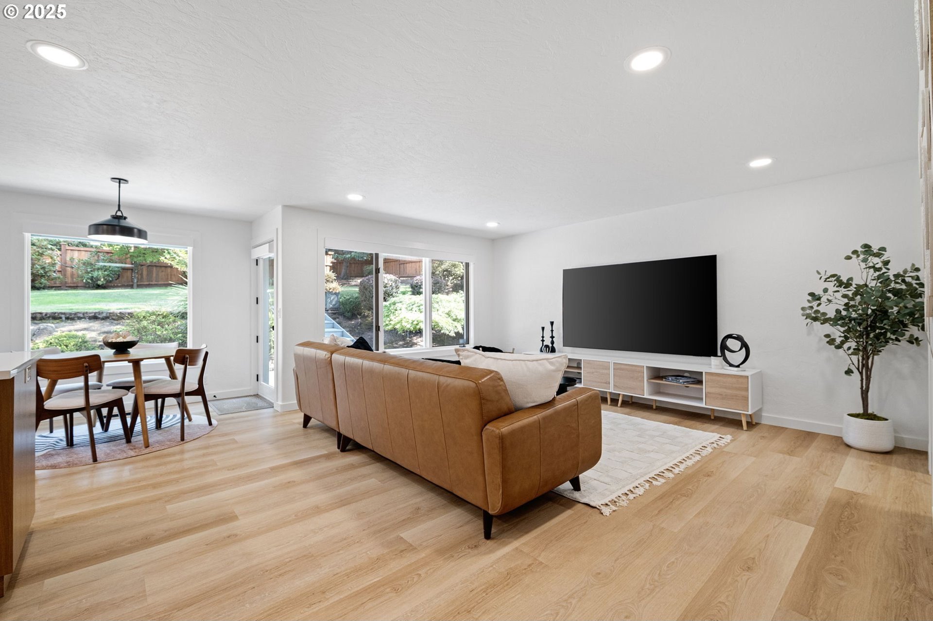 Eugene, Oregon, 97405, United States, 4 Bedrooms Bedrooms, ,3 BathroomsBathrooms,Residential,For Sale,1942174