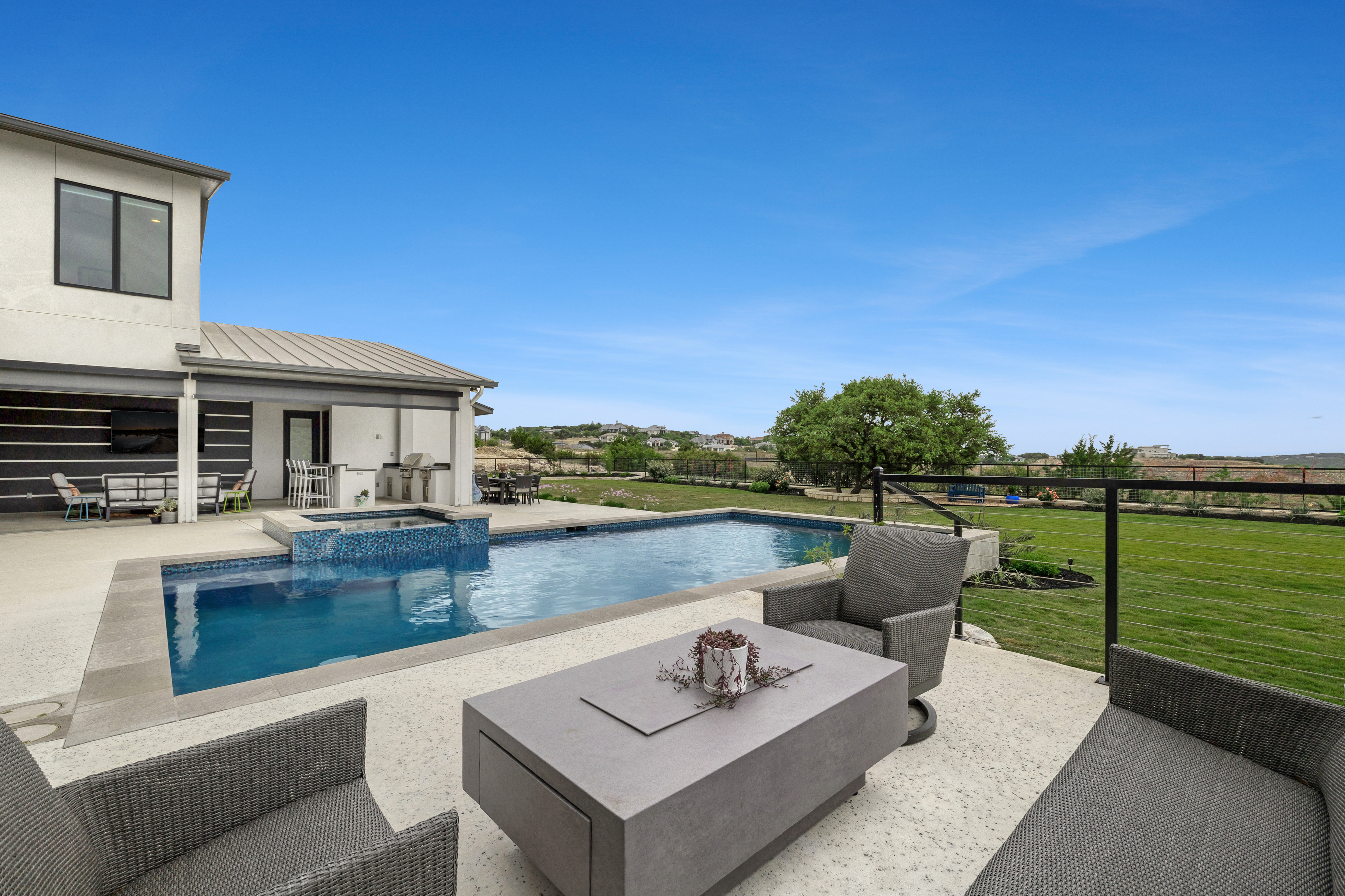  Custom Contemporary with Designer Finishes - 物件實景