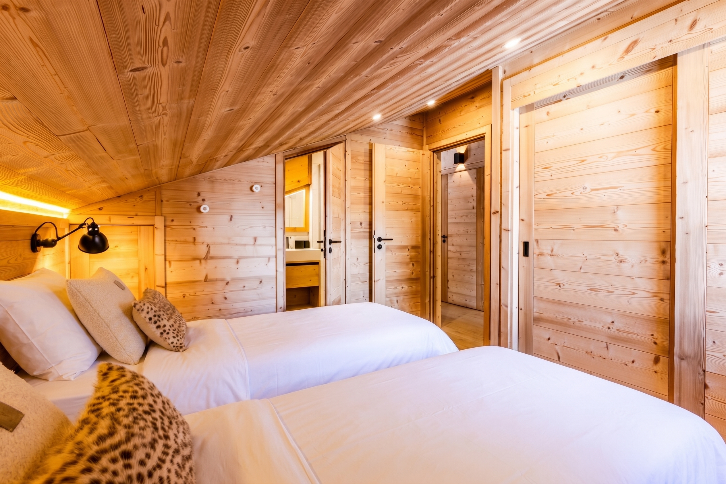  Chalet Rock - Right  at the foot of the slopes and in the heart of the Alpe d