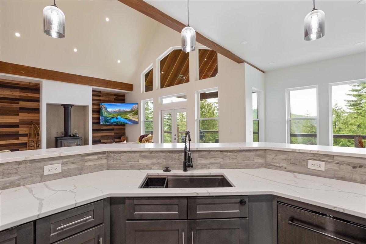 Sagle, Idaho, 83860, United States, 3 Bedrooms Bedrooms, ,4 BathroomsBathrooms,Residential,For Sale,1976949