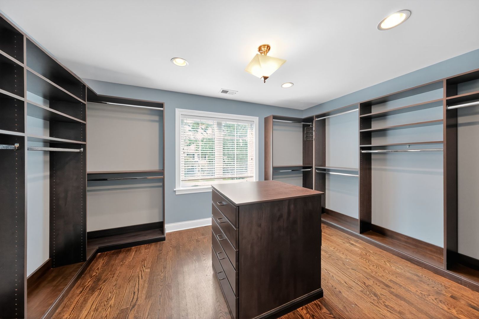 Glenview, Illinois, 60025, United States, 4 Bedrooms Bedrooms, ,3 BathroomsBathrooms,Residential,For Sale,1927417