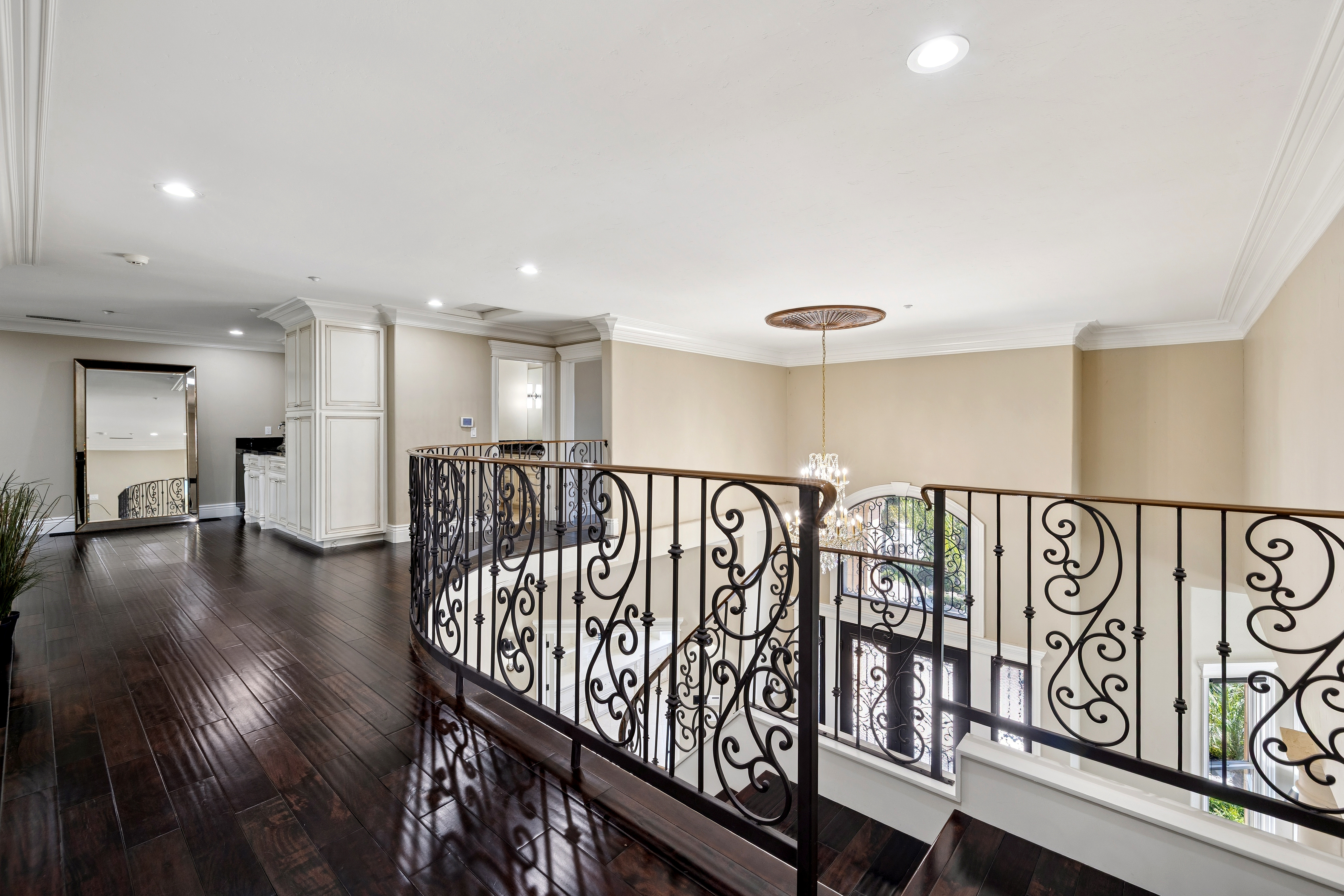  Grand Mediterranean Estate with Private Multi-Generational Wing - 物件實景