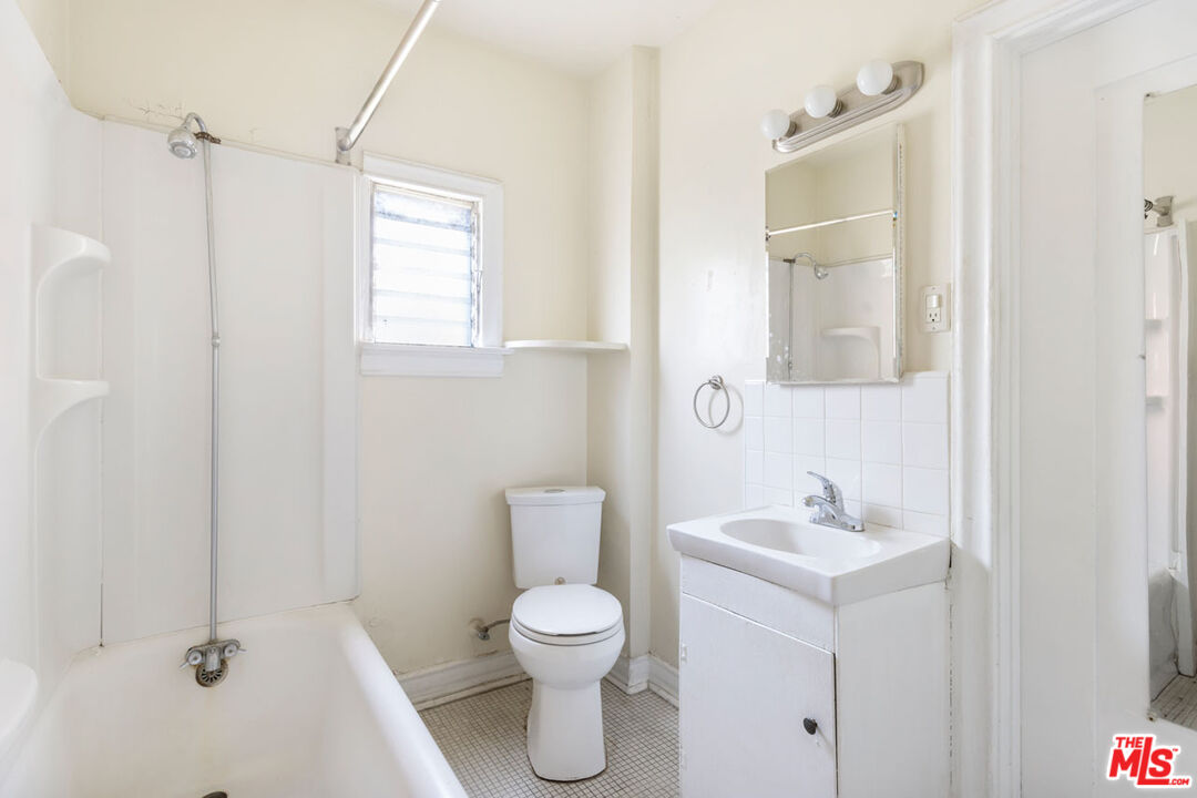 Los Angeles, California, 90027, United States, 2 Bedrooms Bedrooms, ,1 BathroomBathrooms,Residential,For Sale,1920084
