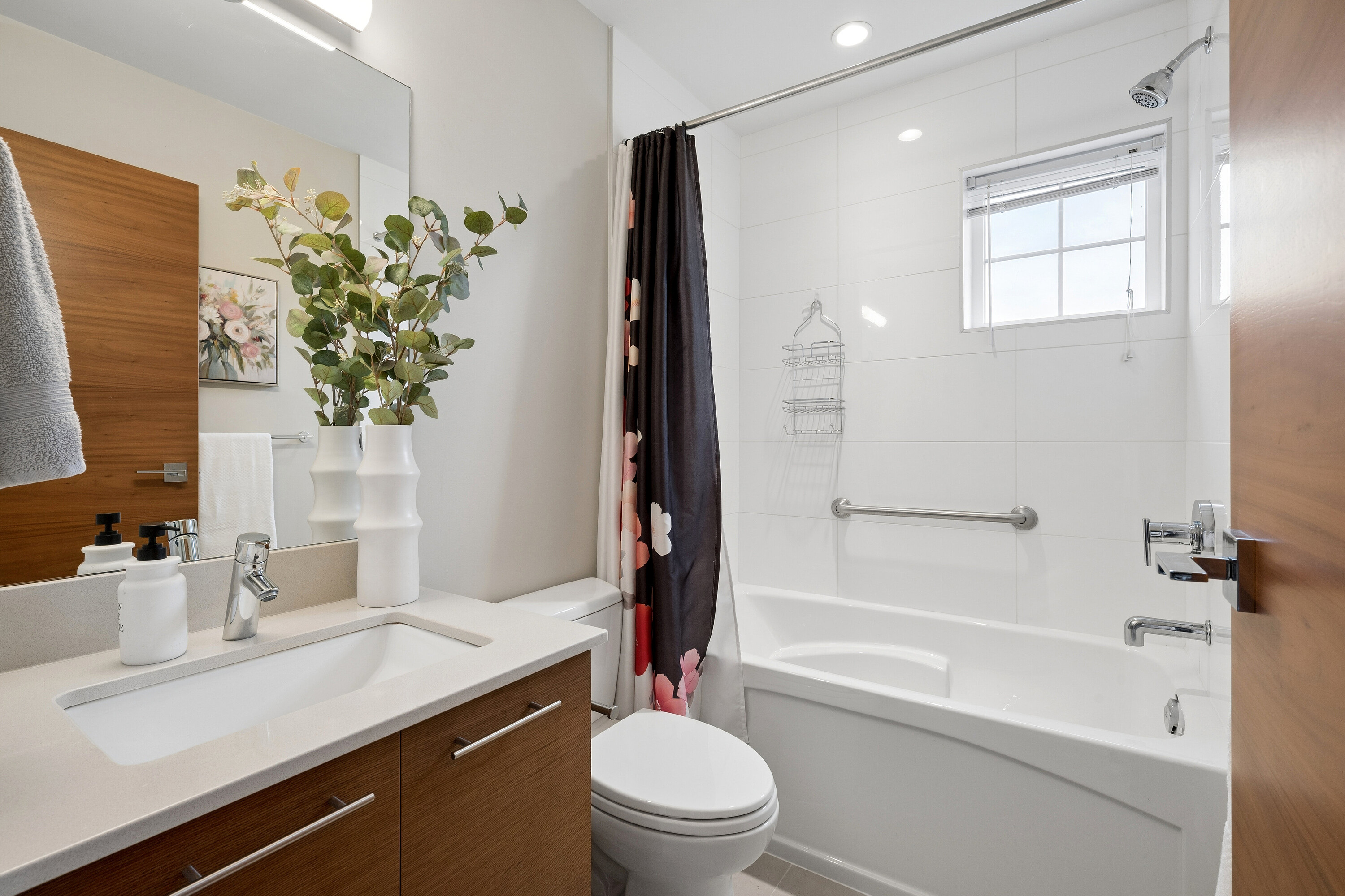  Elevated End-Unit Townhome - 物件實景