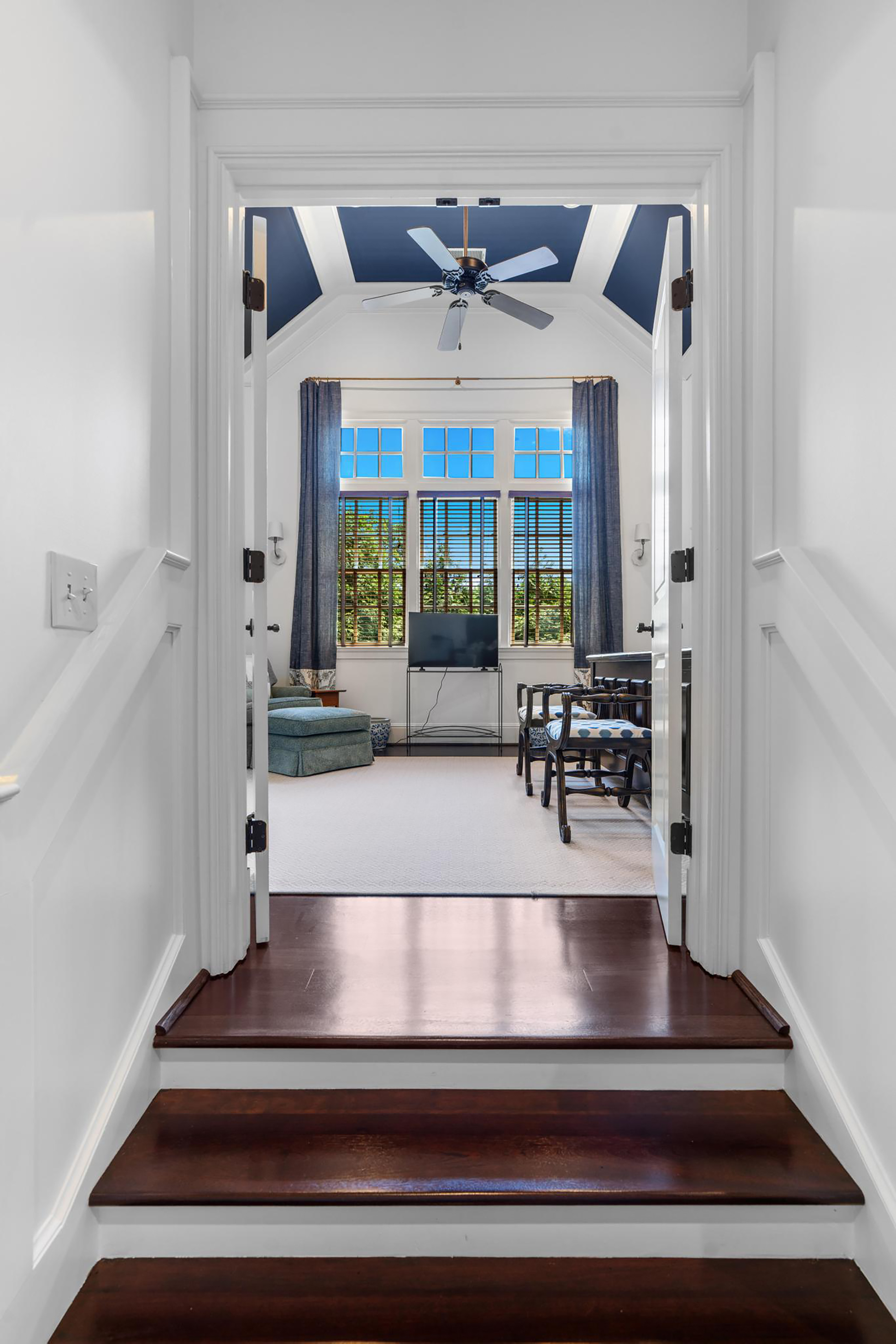 Sophisticated Newer Custom-built Home in Desirable Garden Hills - 物件實景