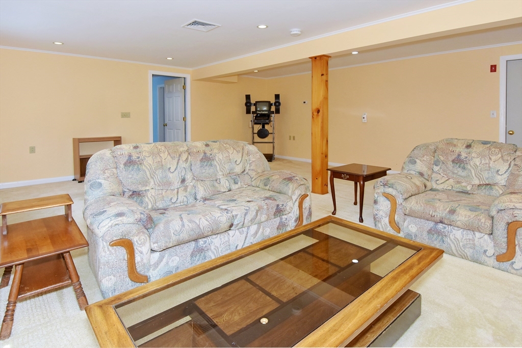 Worcester, Massachusetts, 01602, United States, 3 Bedrooms Bedrooms, ,2 BathroomsBathrooms,Residential,For Sale,1902037