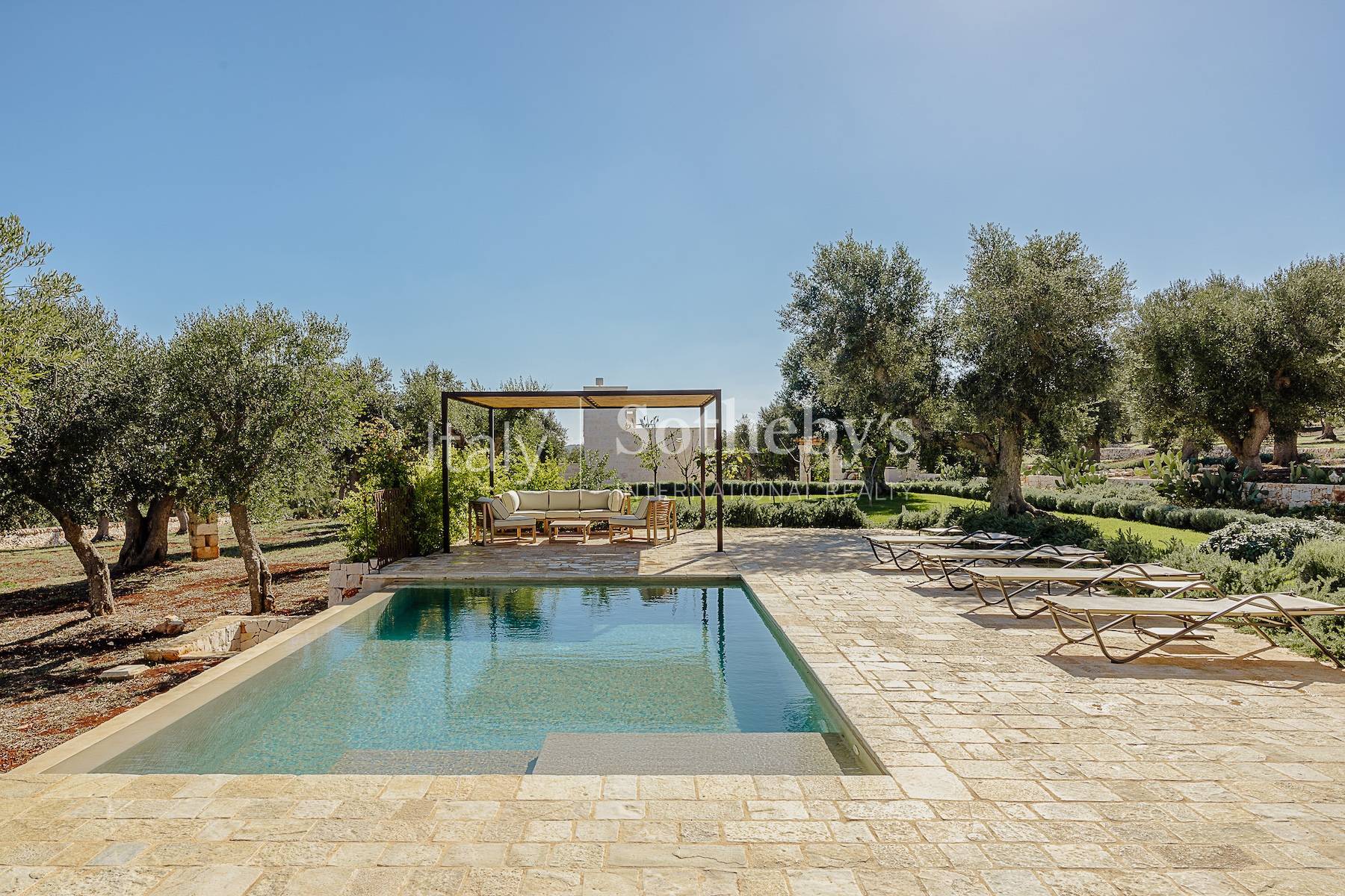  Exclusive estate among the olive trees in the Valle d