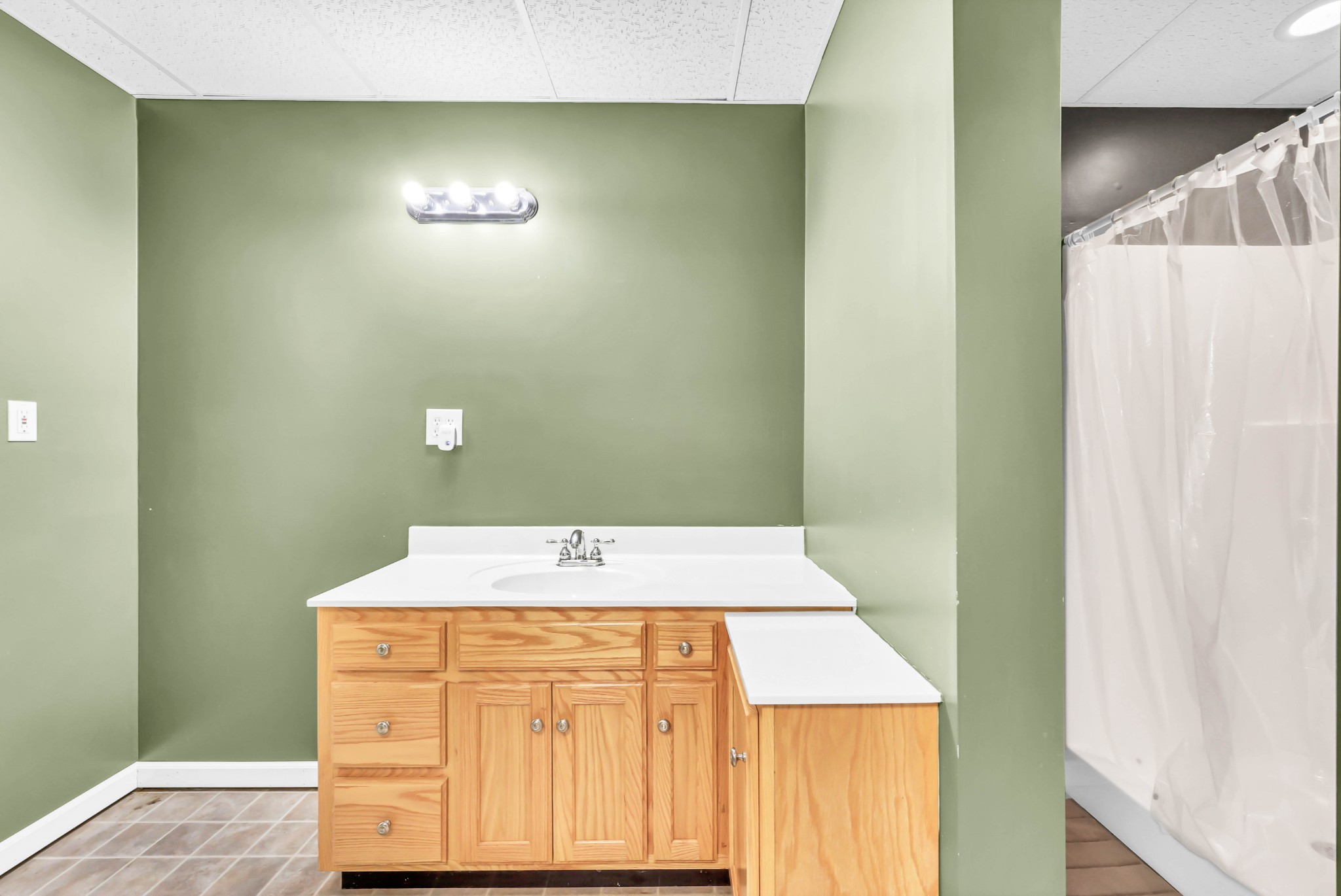 Clarksville, Tennessee, 37043, United States, 4 Bedrooms Bedrooms, ,4 BathroomsBathrooms,Residential,For Sale,1989948