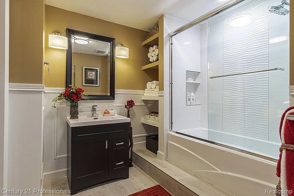 OrchardLake, Michigan, 48323, United States, 5 Bedrooms Bedrooms, ,5 BathroomsBathrooms,Residential,For Sale,1980200