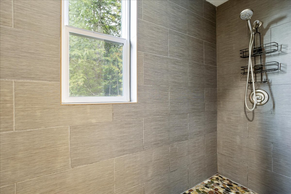 Sagle, Idaho, 83860, United States, 3 Bedrooms Bedrooms, ,4 BathroomsBathrooms,Residential,For Sale,1976949