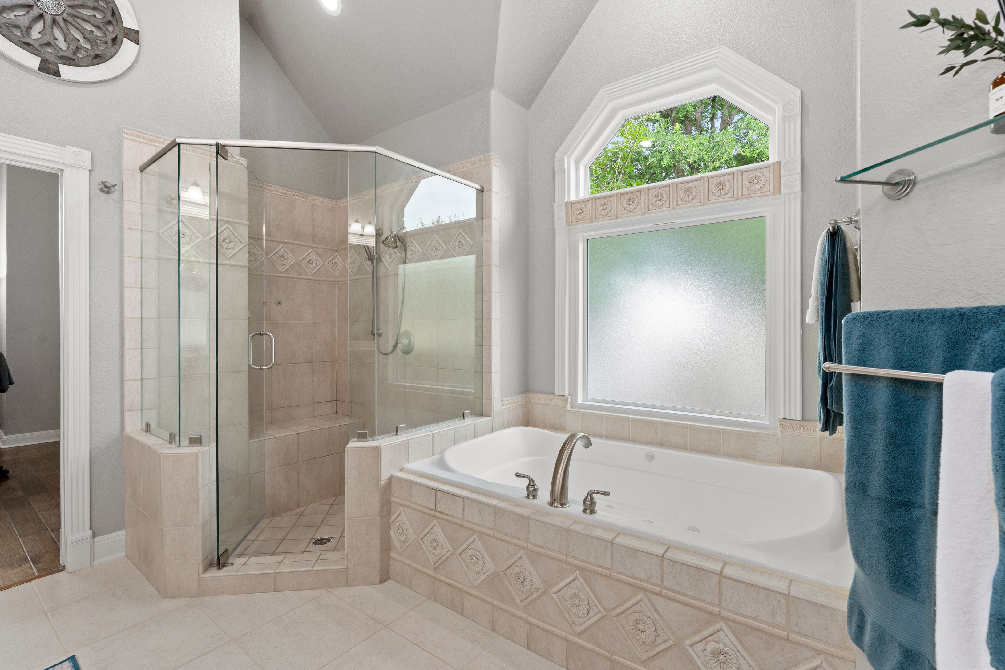  Spacious Estate with Poolside Views - 物件實景