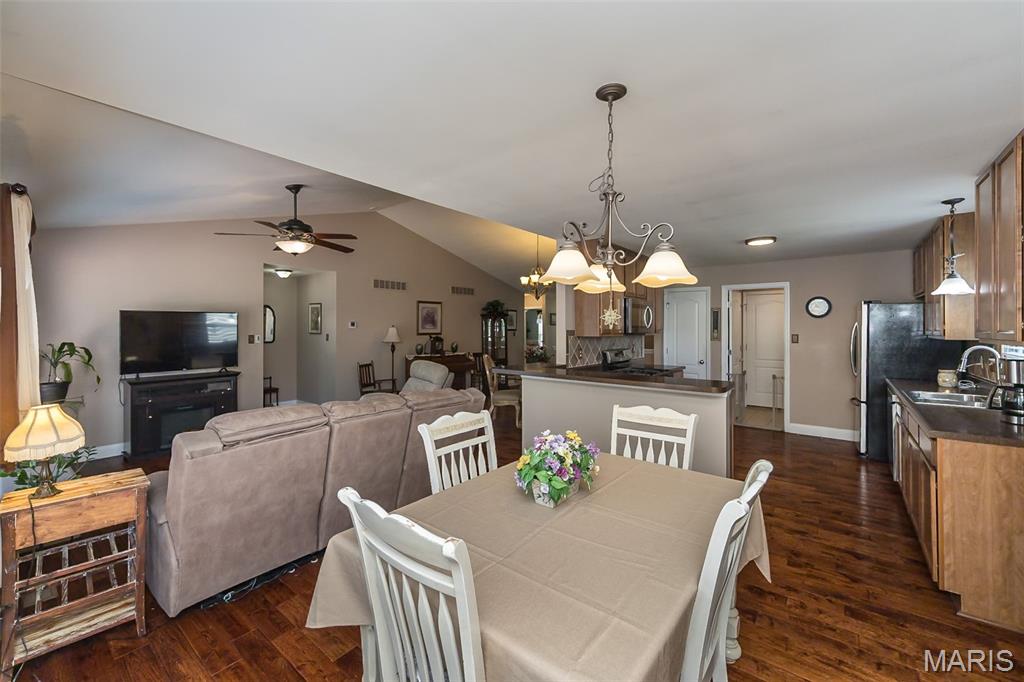 St Peters, Missouri, 63304, United States, 4 Bedrooms Bedrooms, ,3 BathroomsBathrooms,Residential,For Sale,1933139