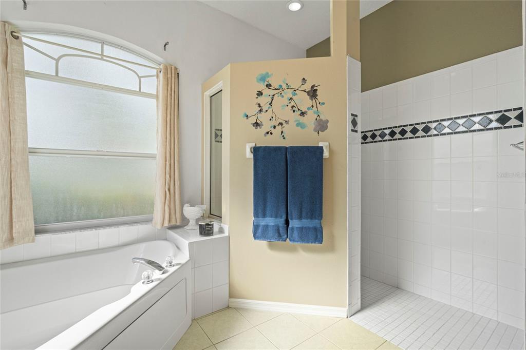 Bradenton, Florida, 34212, United States, 3 Bedrooms Bedrooms, ,3 BathroomsBathrooms,Residential,For Sale,1991817