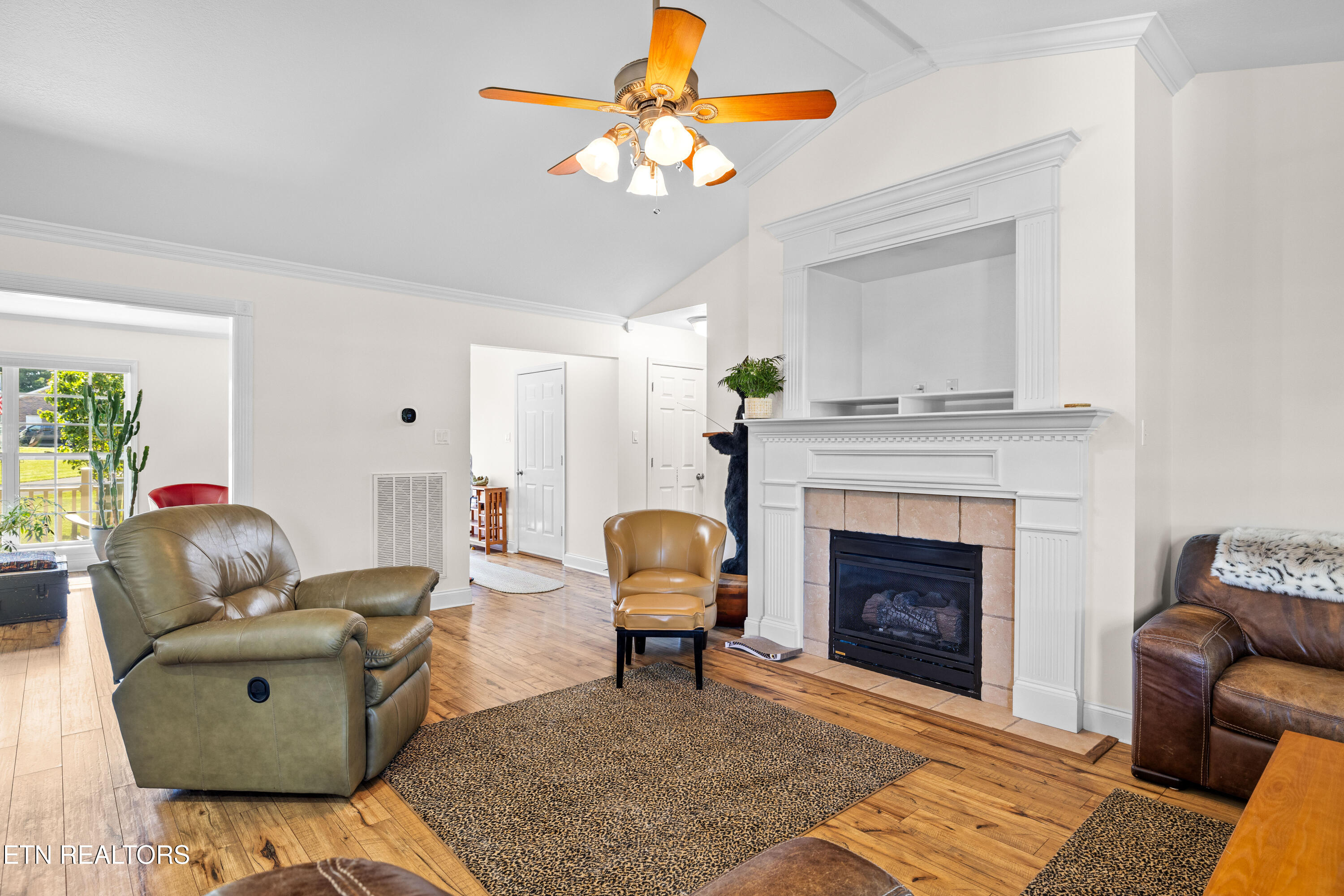 Walland, Tennessee, 37886, United States, 3 Bedrooms Bedrooms, ,2 BathroomsBathrooms,Residential,For Sale,1930662