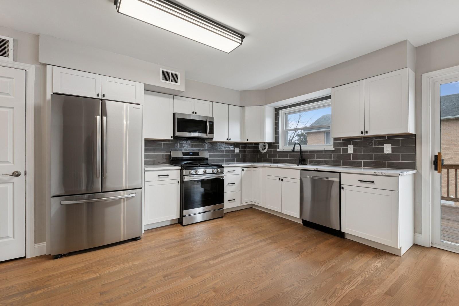 Bronx, New York, 10465, United States, 3 Bedrooms Bedrooms, ,2 BathroomsBathrooms,Residential,For Sale,1794216