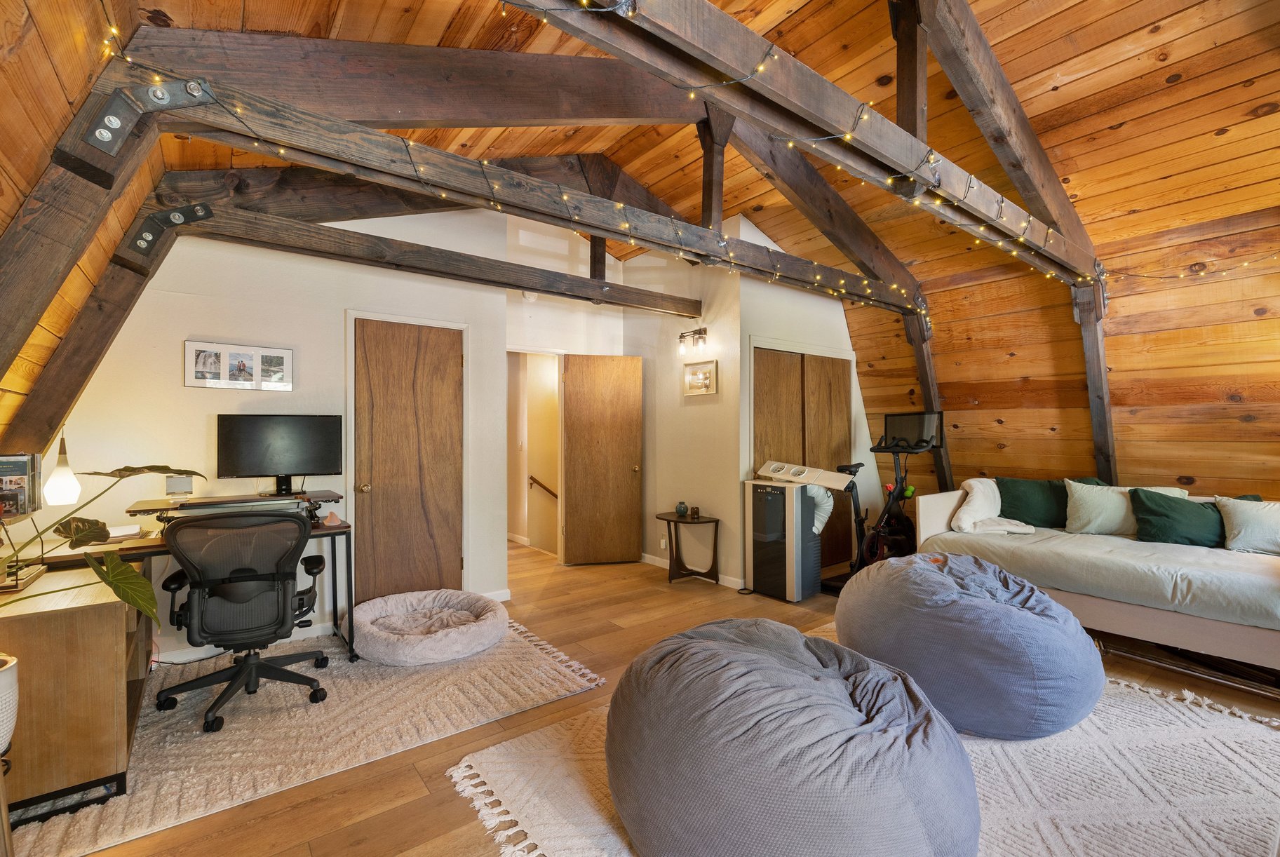  Charming Gambrel-Style Home in a Peaceful Setting - 物件實景
